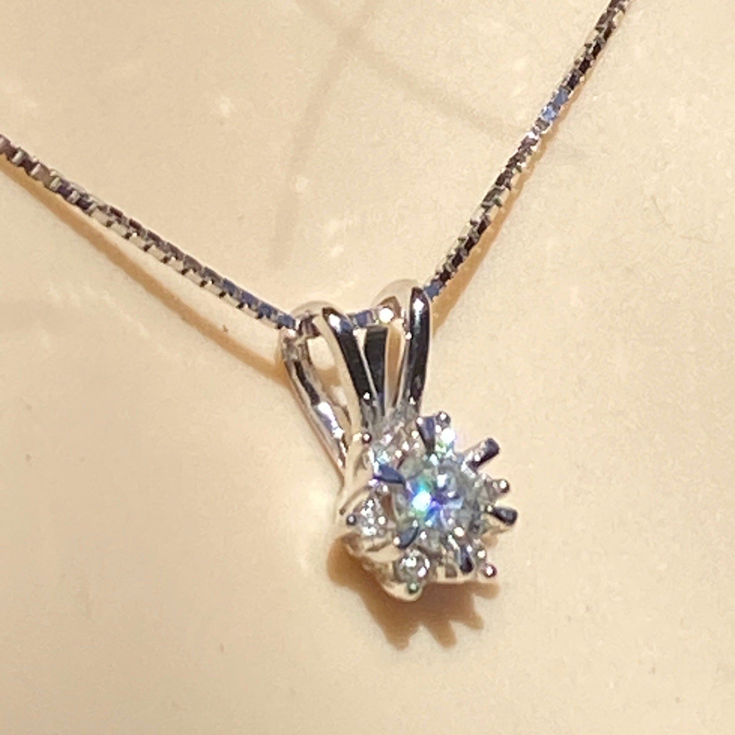 18ct White Gold Diamond Pendant & 17 Inch Chain.