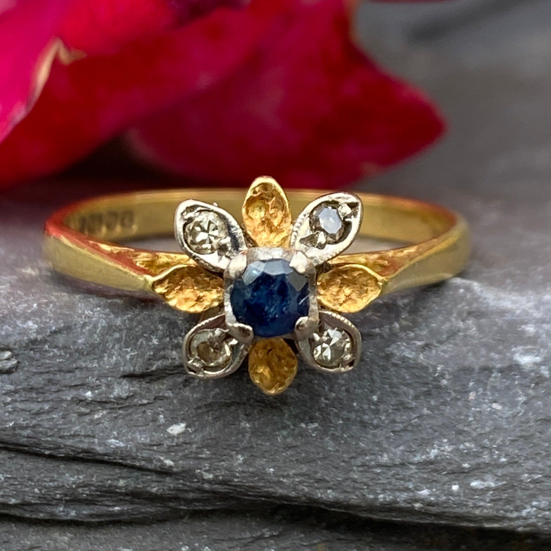18ct Gold Sapphire & Diamond Daisy Ring.