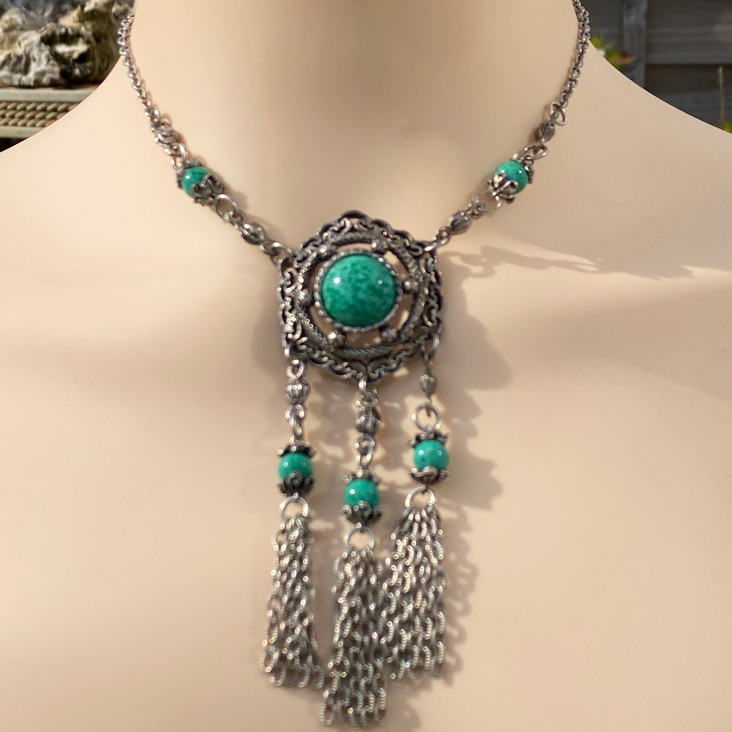 Retro Costume Green Glass Tassel Pendant Necklace.