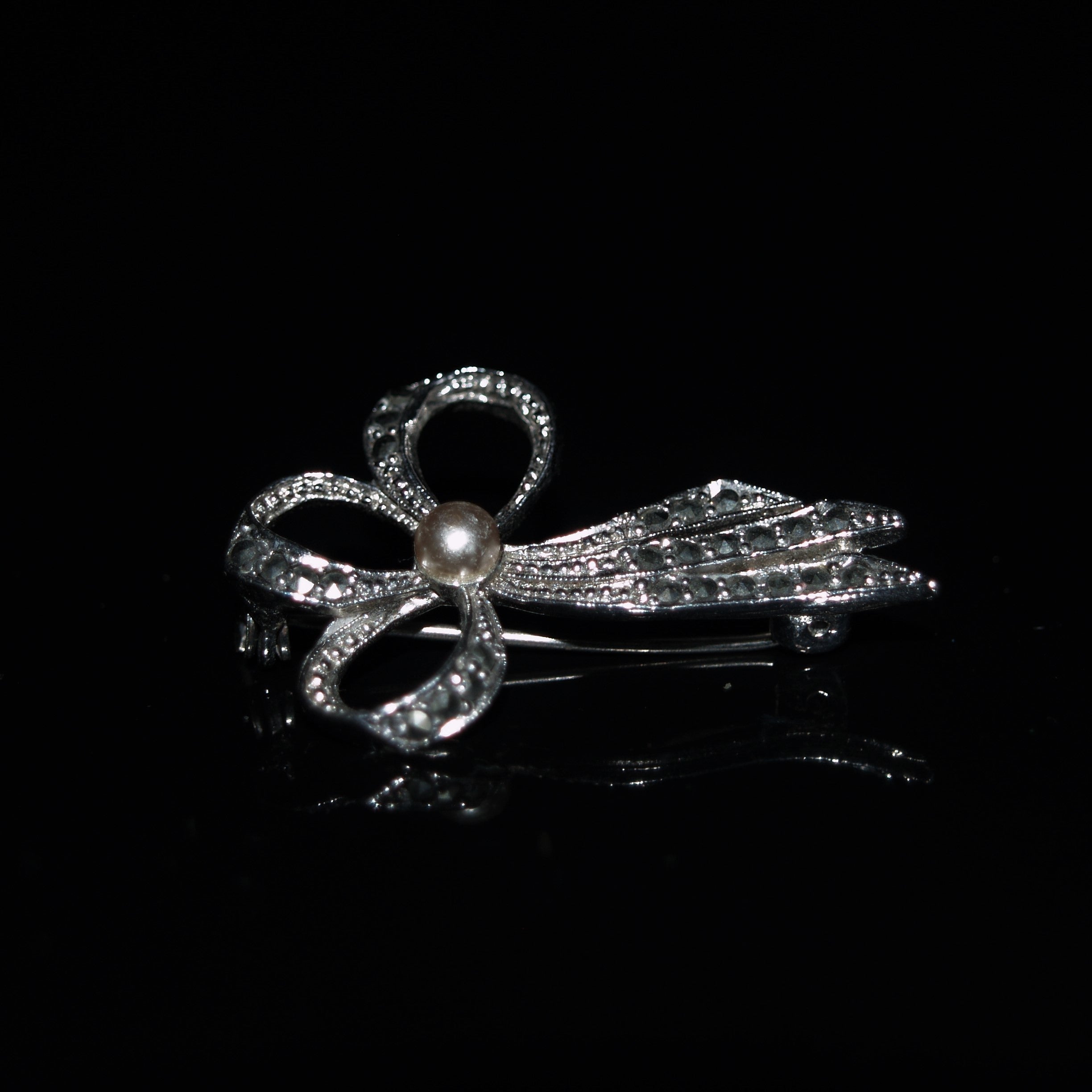 Retro Chrome Plated Marcasite & Faux Pearl Bow Brooch.