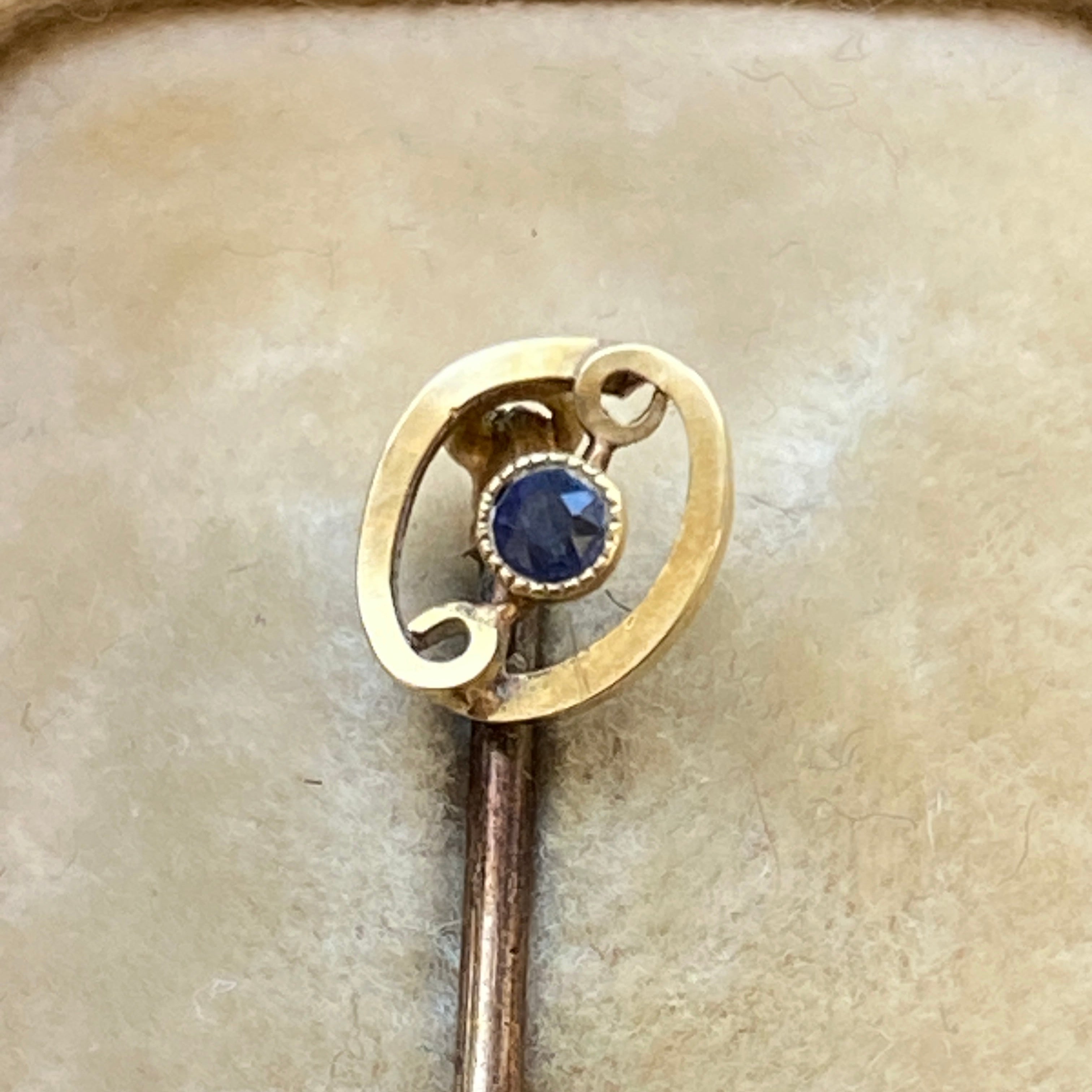 Antique 15ct Sapphire Stickpin in Antique Fitted Box.