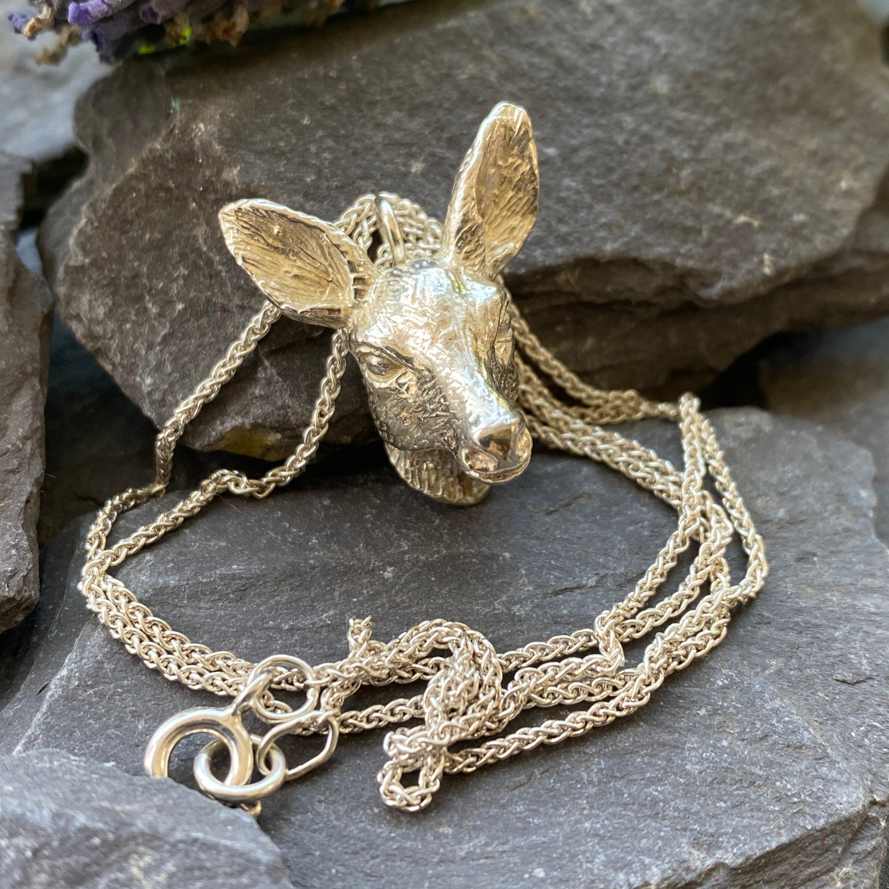 Silver Deer Head Pendant & 18 Inch Chain.