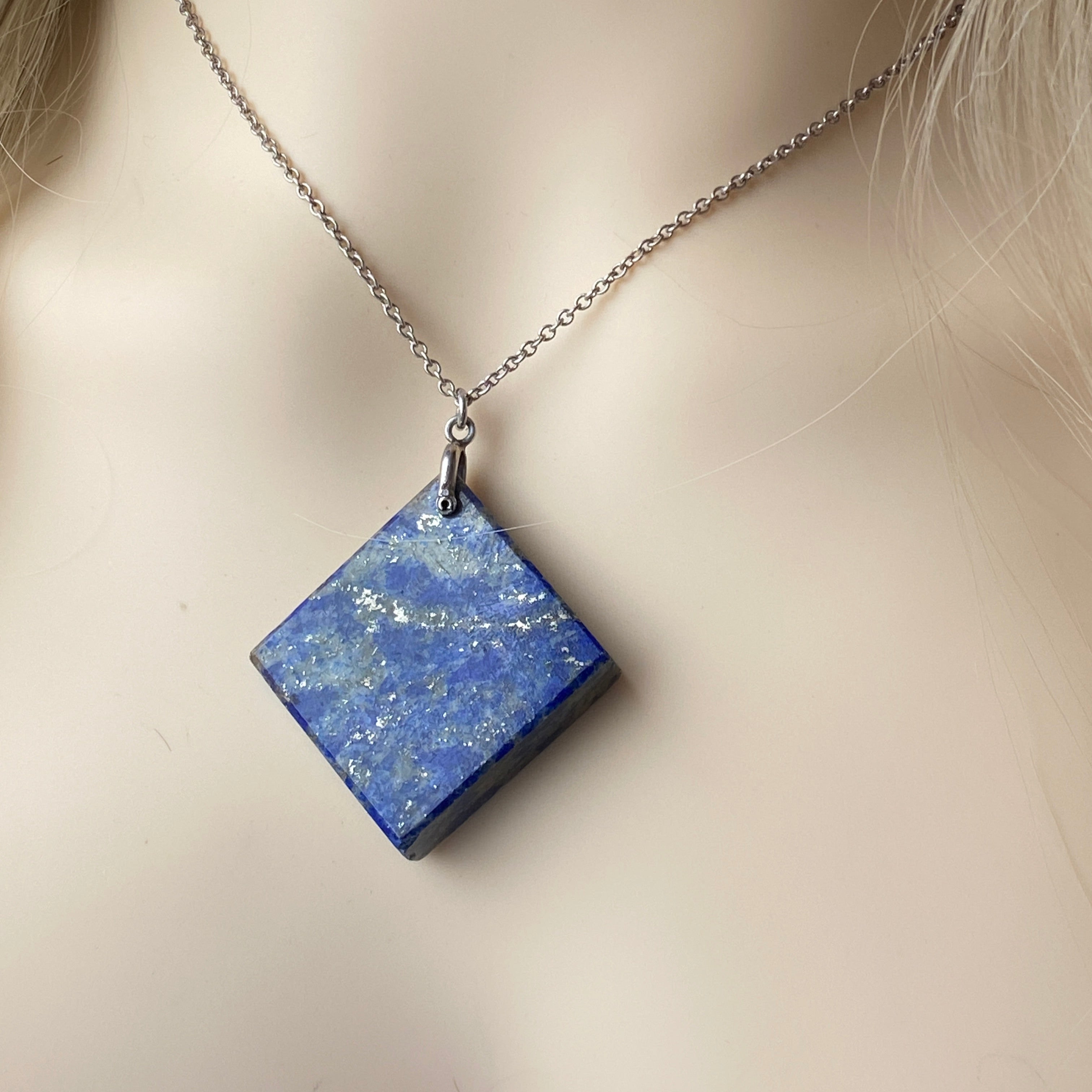 Vintage Silver & Lapis Lazuli Pendant and 20 Inch Chain.