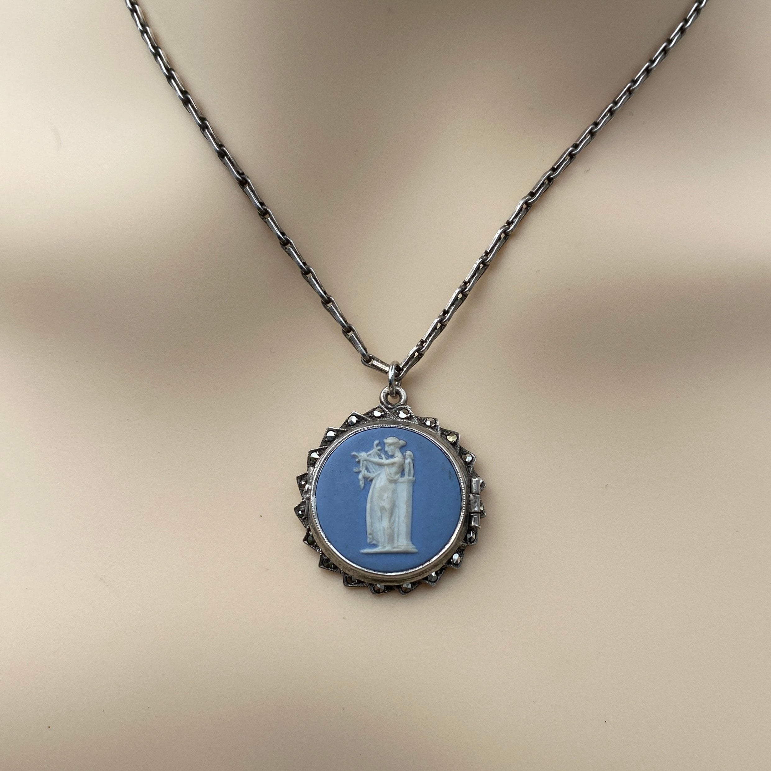 Vintage Wedgwood Silver Locket & 16" Chain.