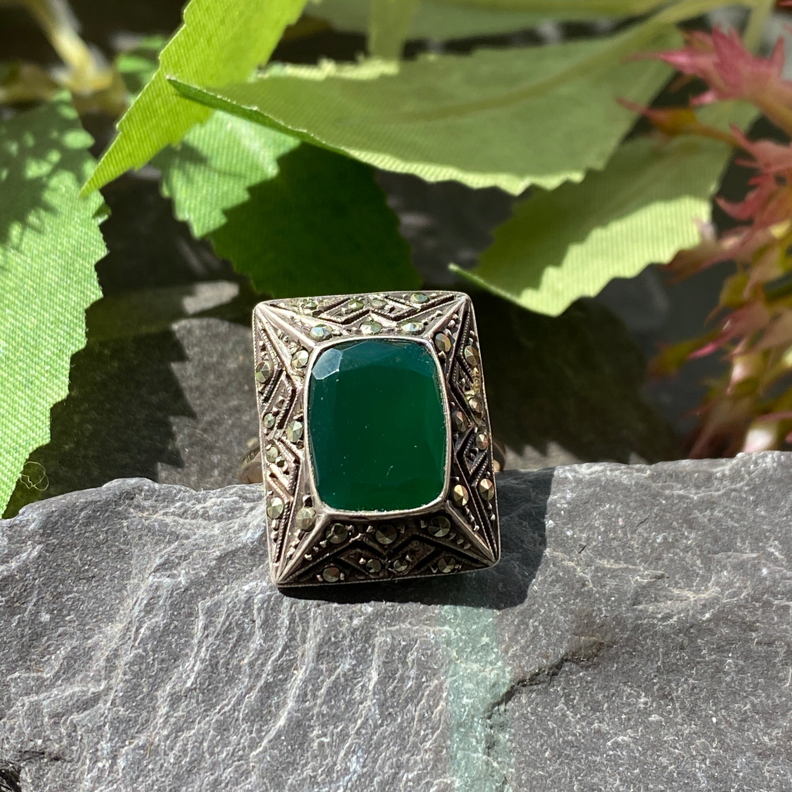 Art Deco Chrysoprase 9ct Gold Ring Size M or 6 1/4 US.