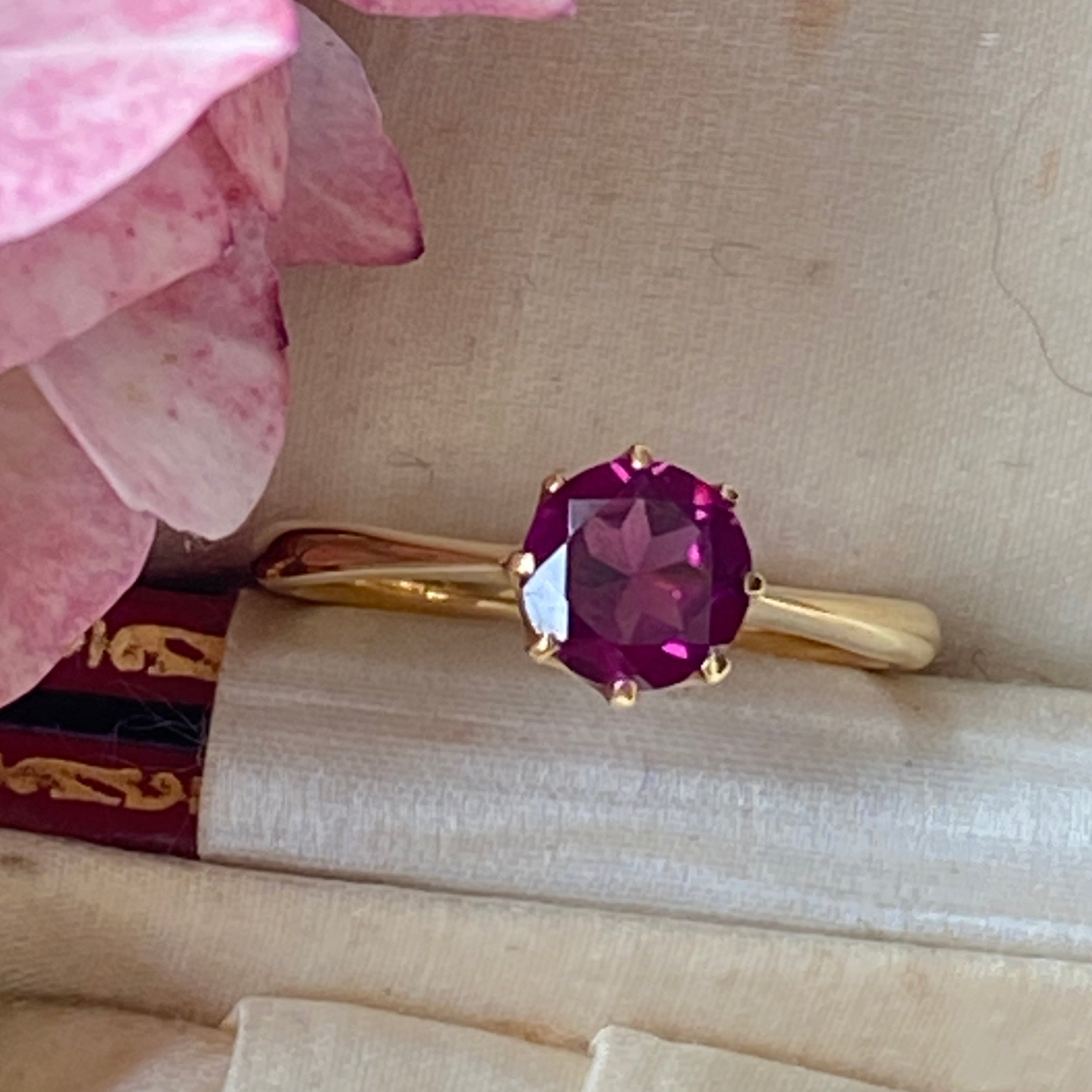 Antique 18ct Gold Garnet Solitaire Ring.