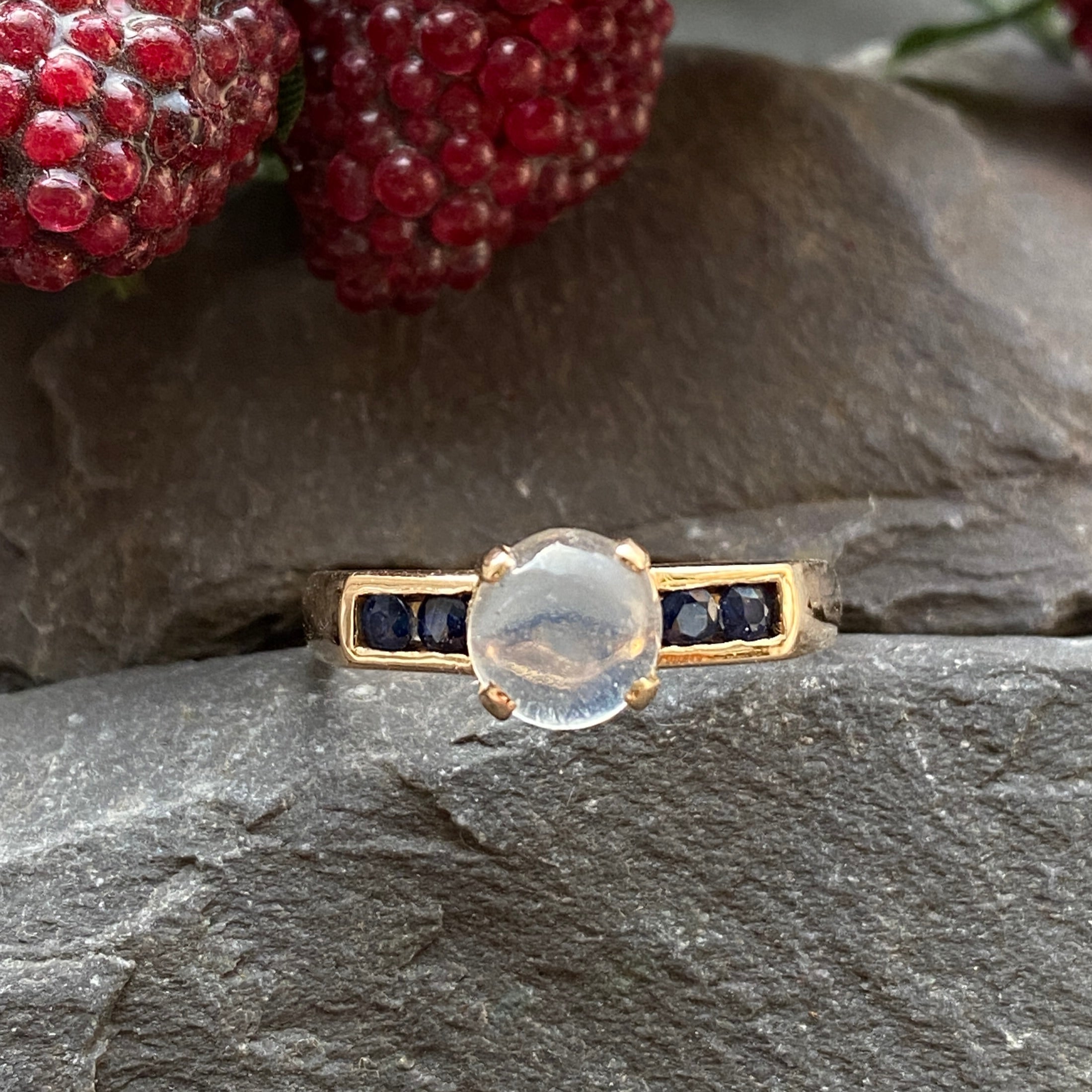 14ct Pool of Light Moonstone & Sapphire Ring Size S 1/2 or 9 1/2 US.