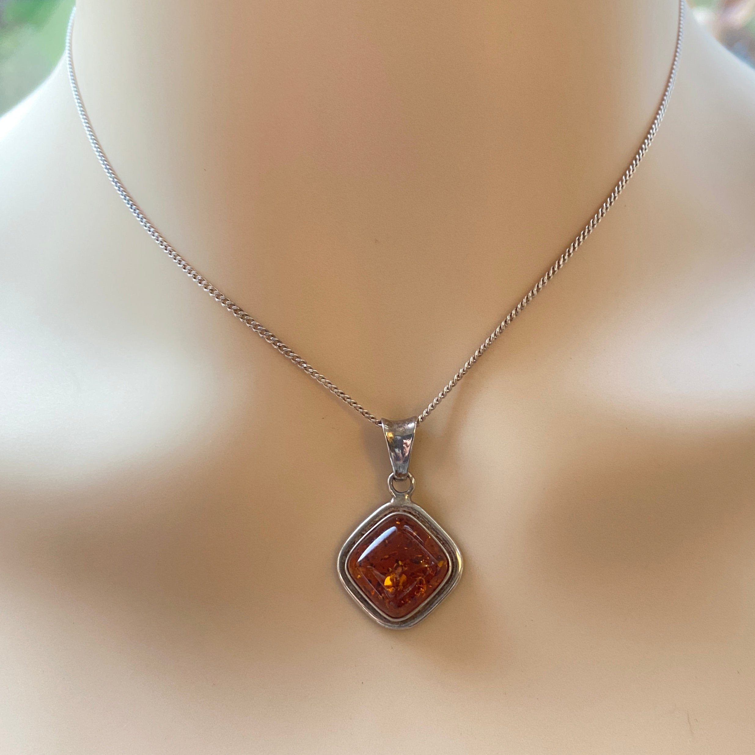 Vintage Amber Pendant & 16" Chain.