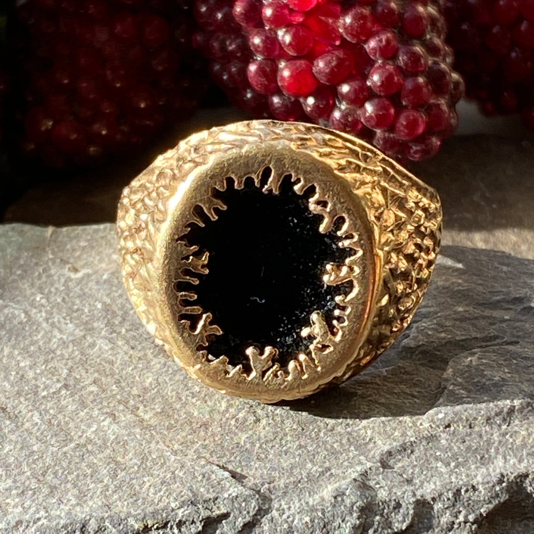 Vintage 9ct Black Onyx Gents Ring Size V or 10 3/4 US.