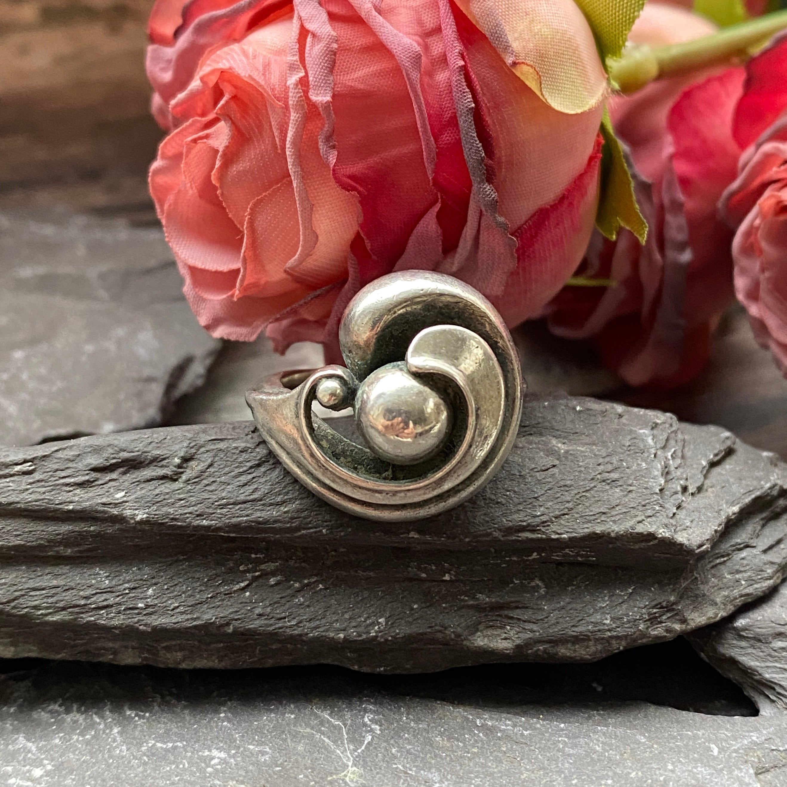 Dutch solid silver ring with swirl design