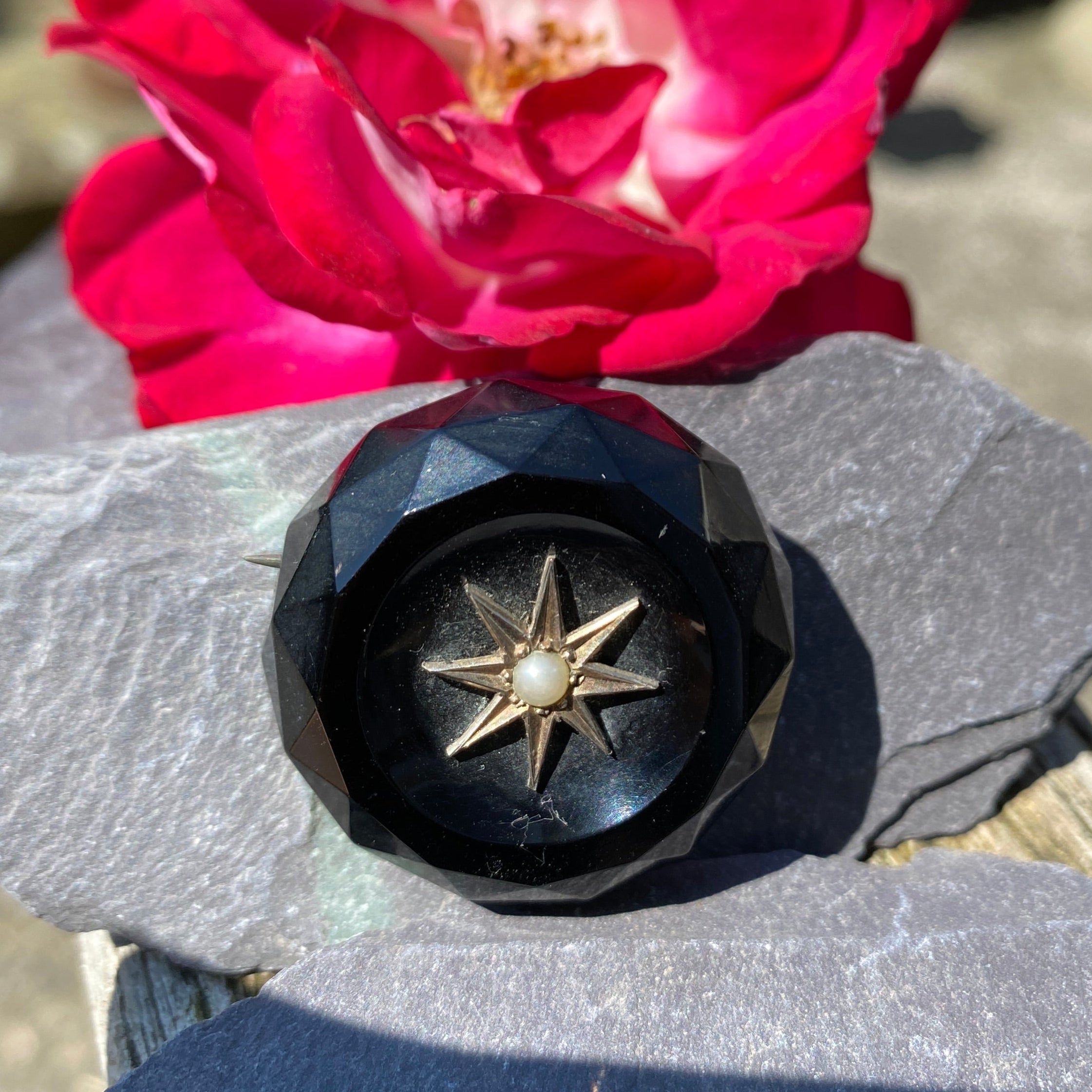 Victorian Whitby Jet 9ct Gold & Pearl Mourning Brooch.