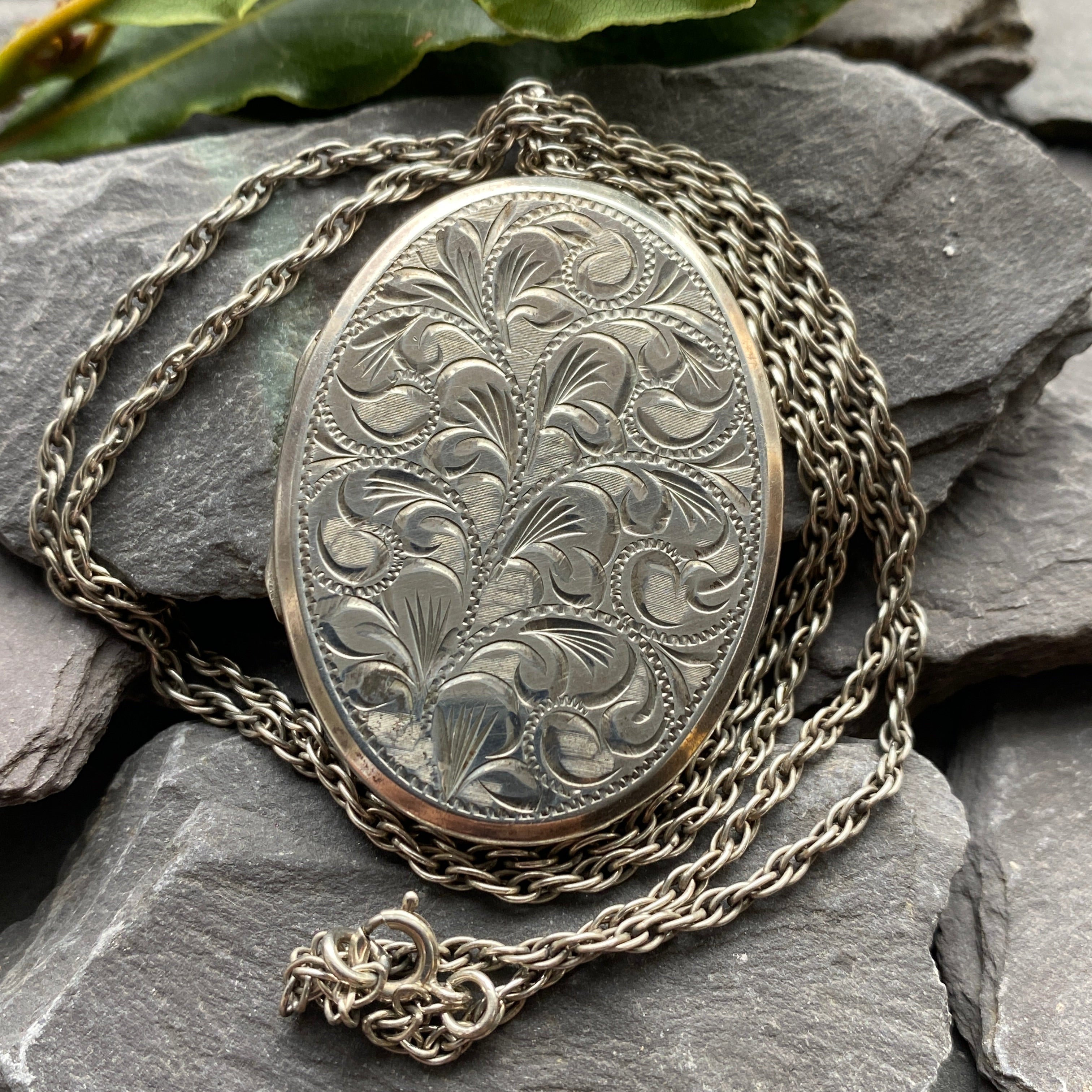Vintage Silver Photo Locket & 22 Inch Chain.