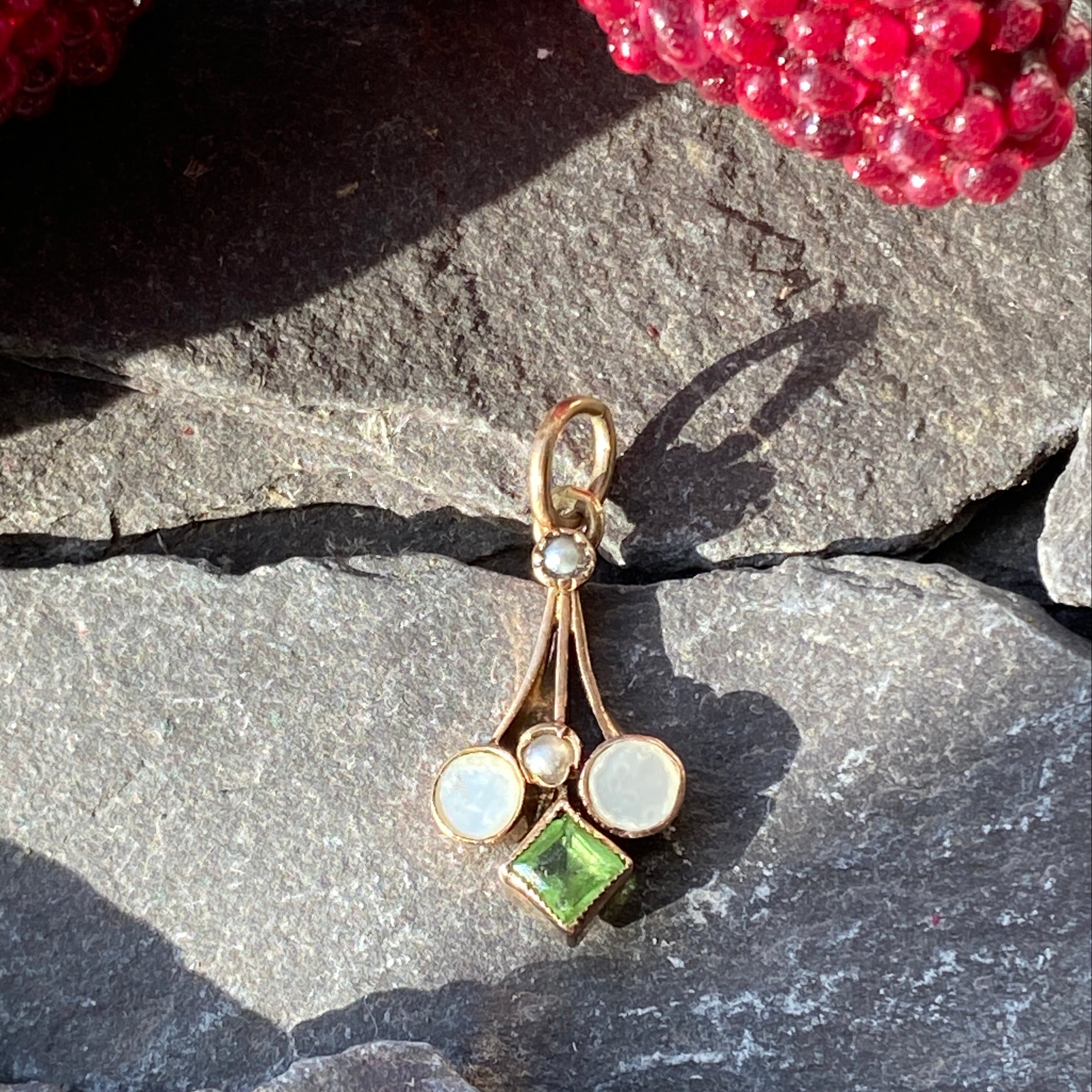 Edwardian 9ct Gold Peridot & Pearl Pendant.