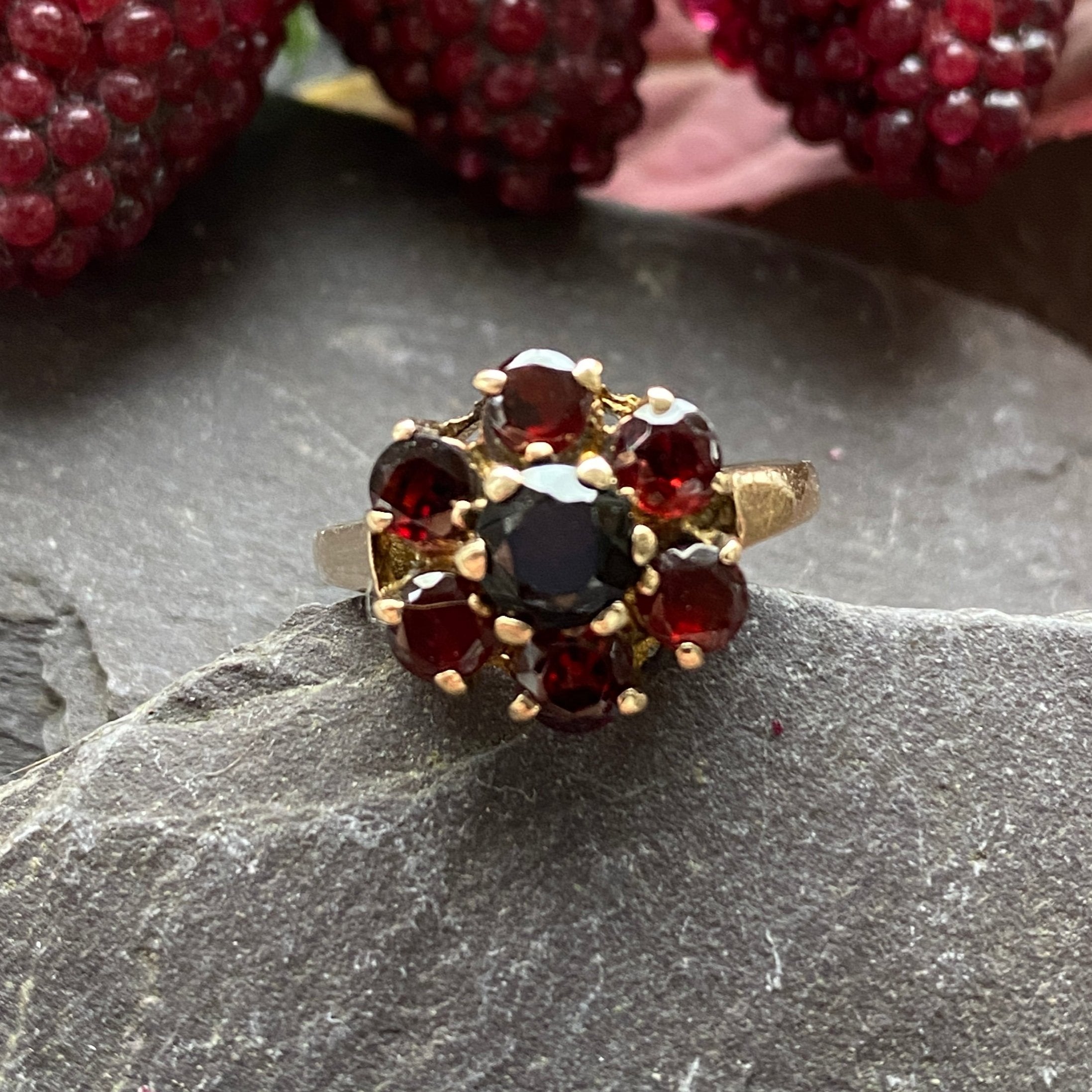 Vintage 9ct Garnet Cluster Ring Size L or 5 3/4 US.