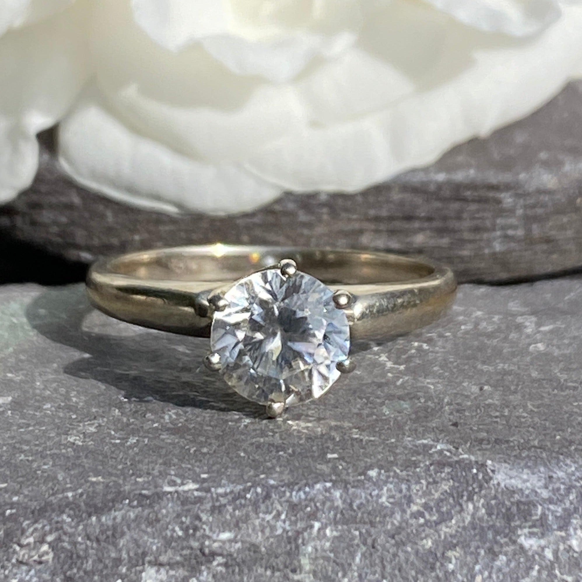 Vintage 10ct White Gold Solitaire Zircon Ring.