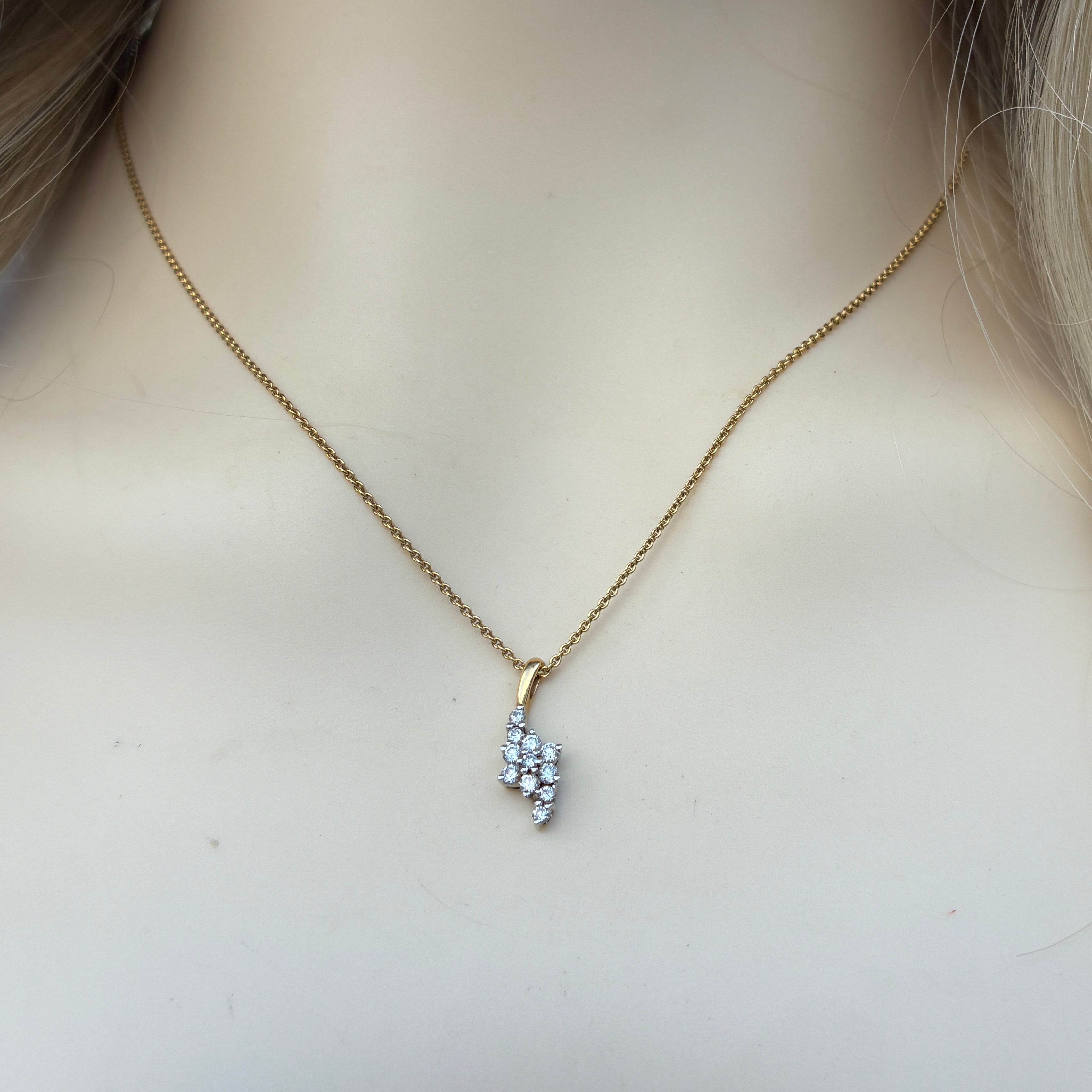 18ct Gold Diamond Pendant & 18 Inch Chain.
