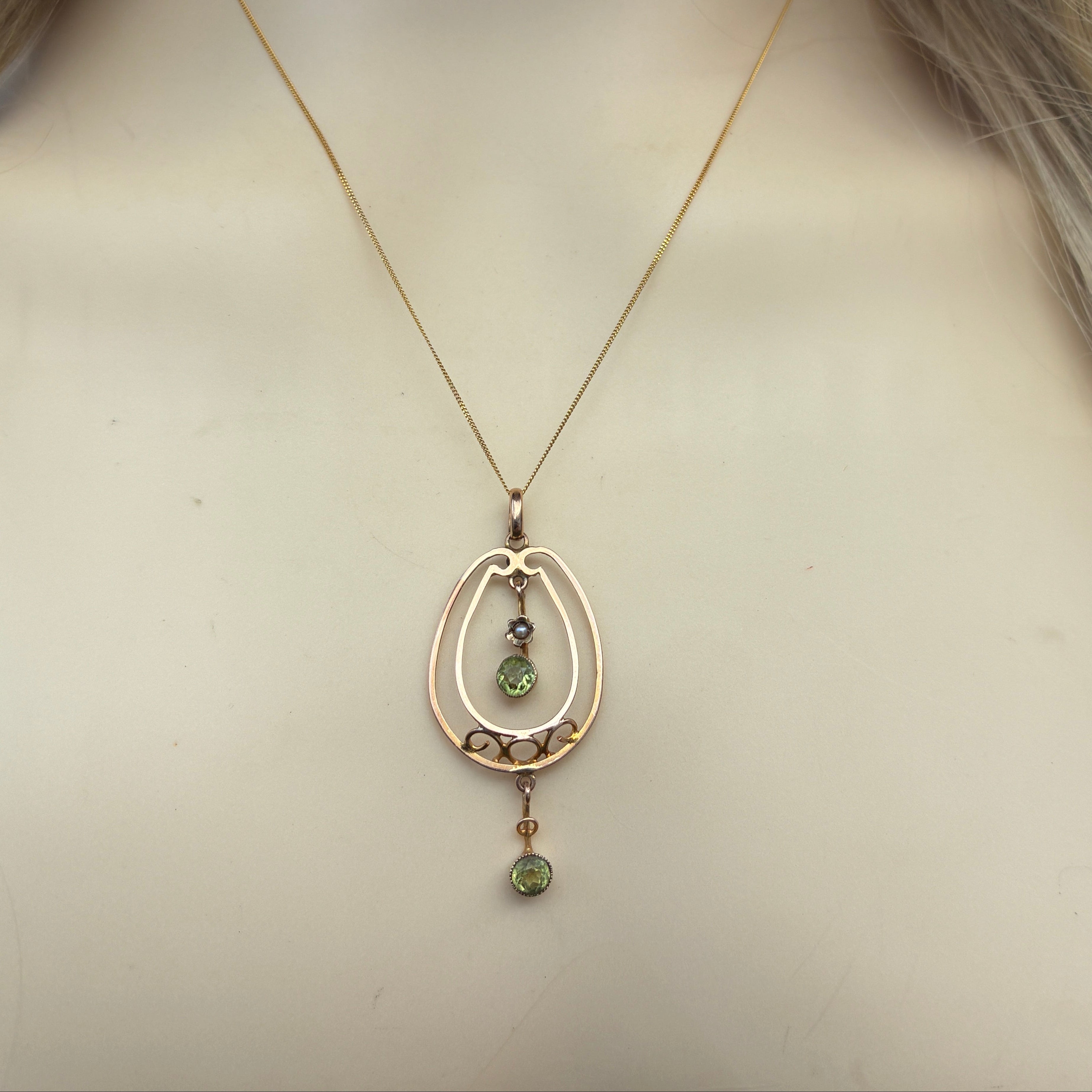 Antique Edwardian Pendant necklace set with peridot and pearl.