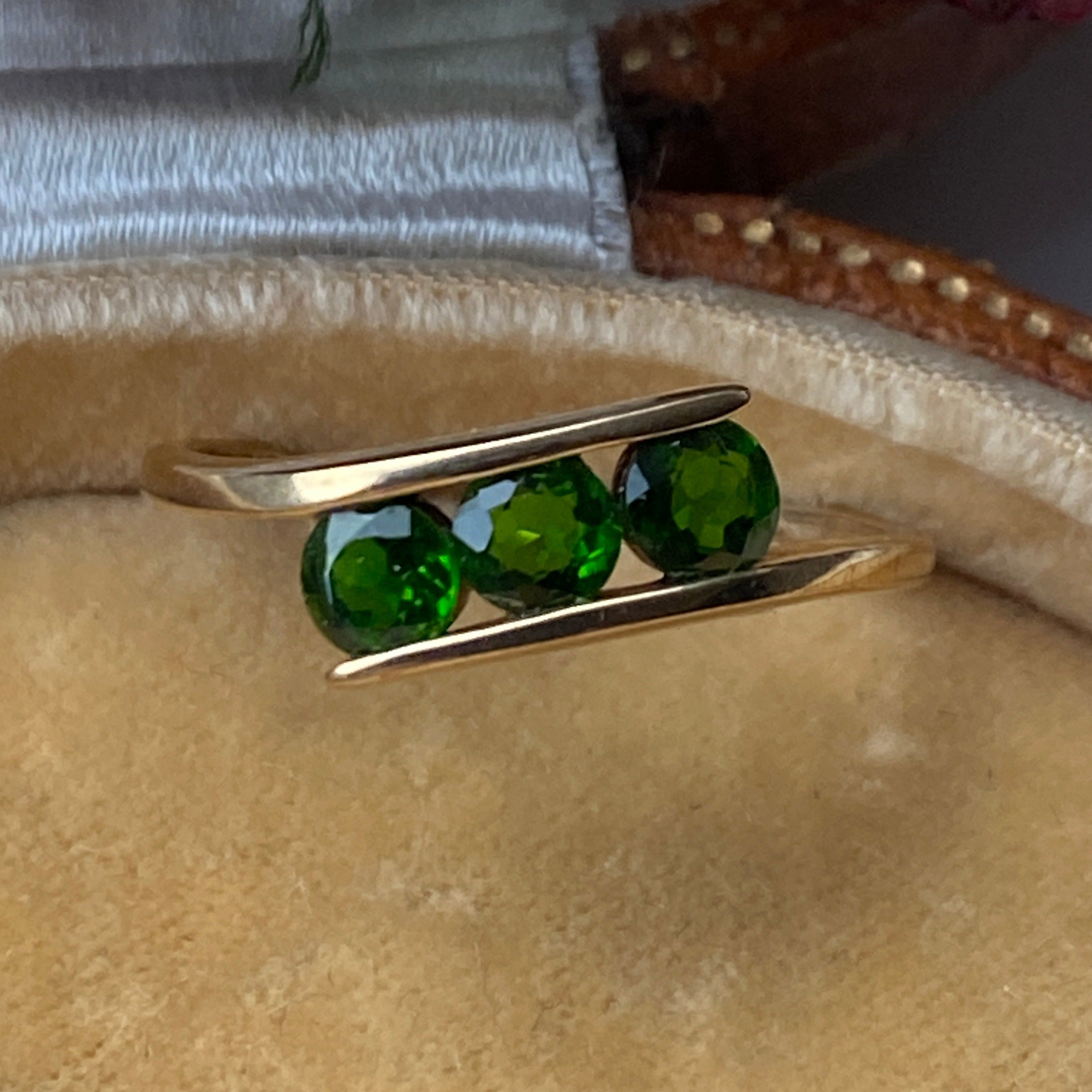 9ct Gold Diopside Trilogy Twist Ring Size T 1/2 or 10 US.