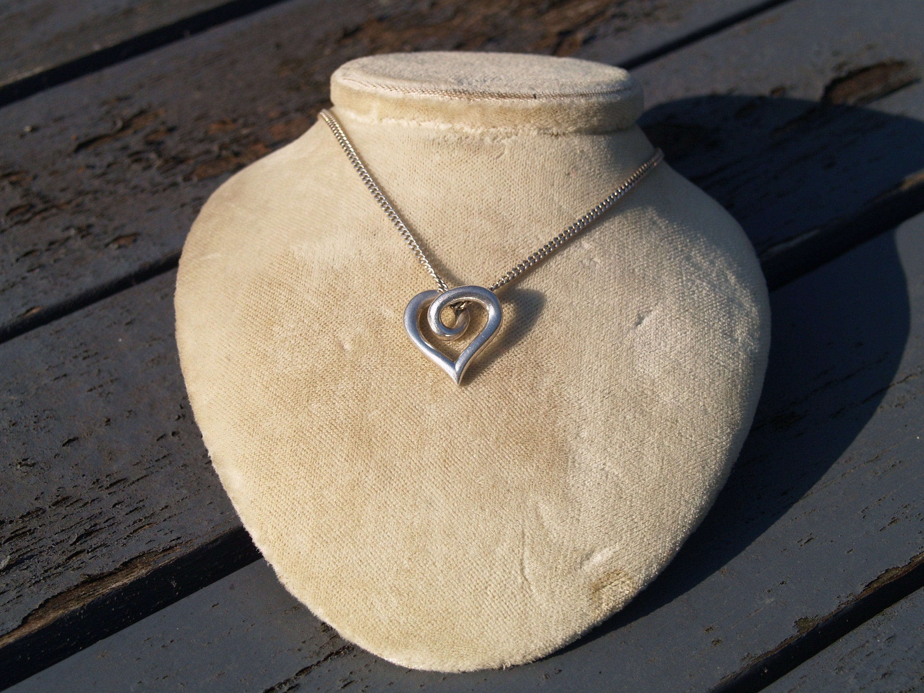 Vintage Sterling Silver Heart Pendant & 18 Inch Chain.