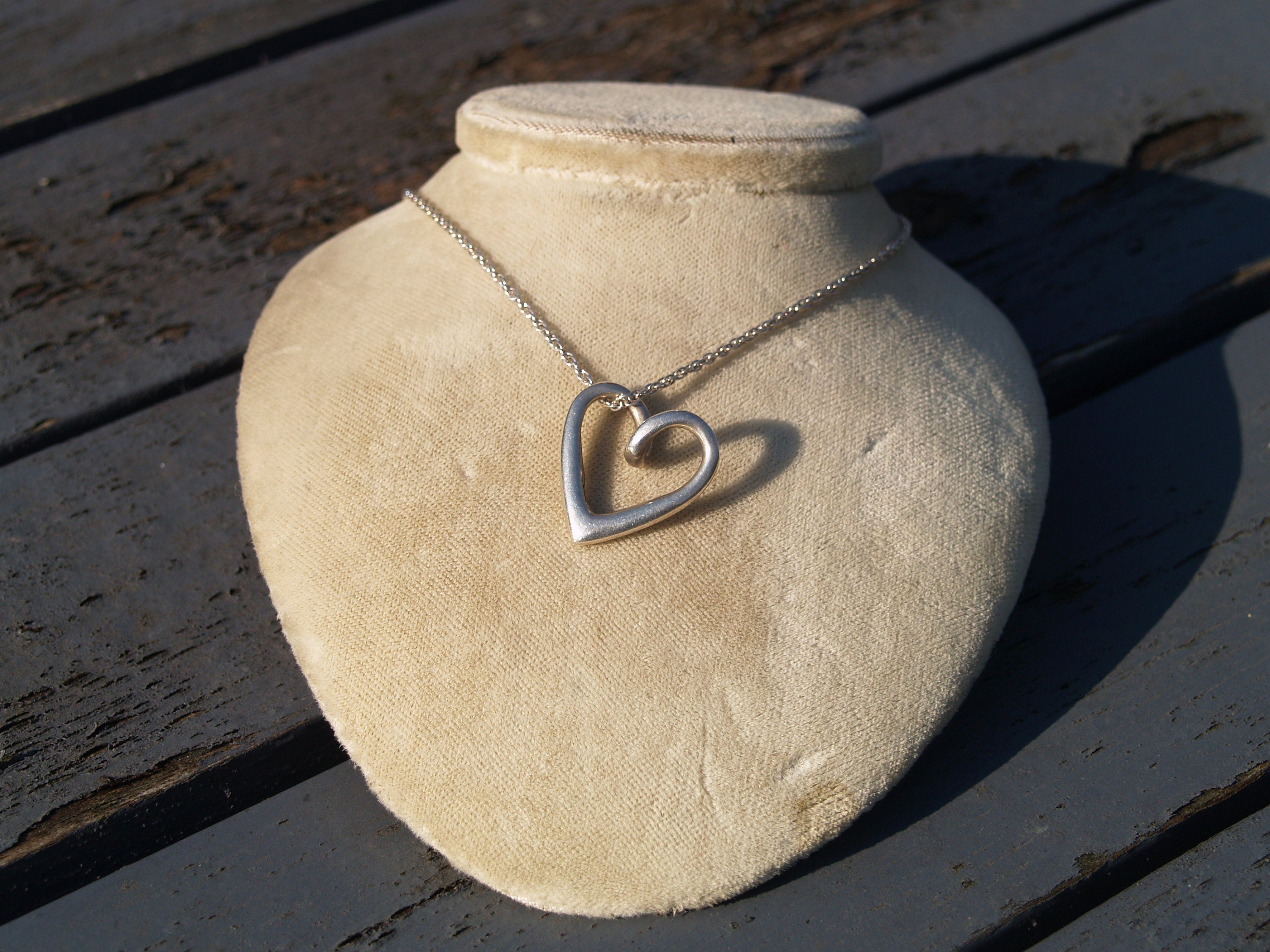 Sterling Silver Heart Pendant & 18 Inch Chain.