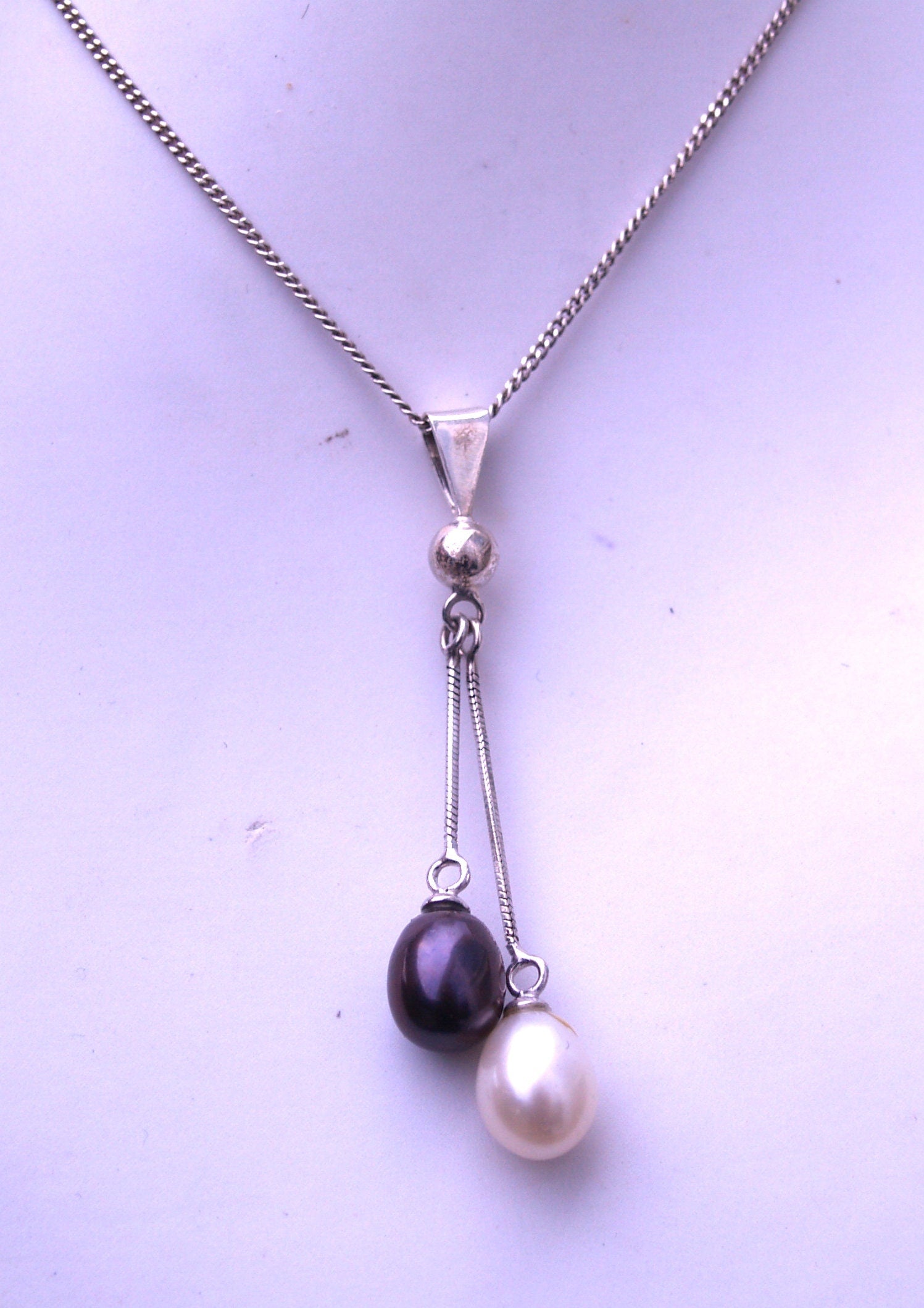 Sterling Silver Black & White Cultured Pearl Drop Necklace.