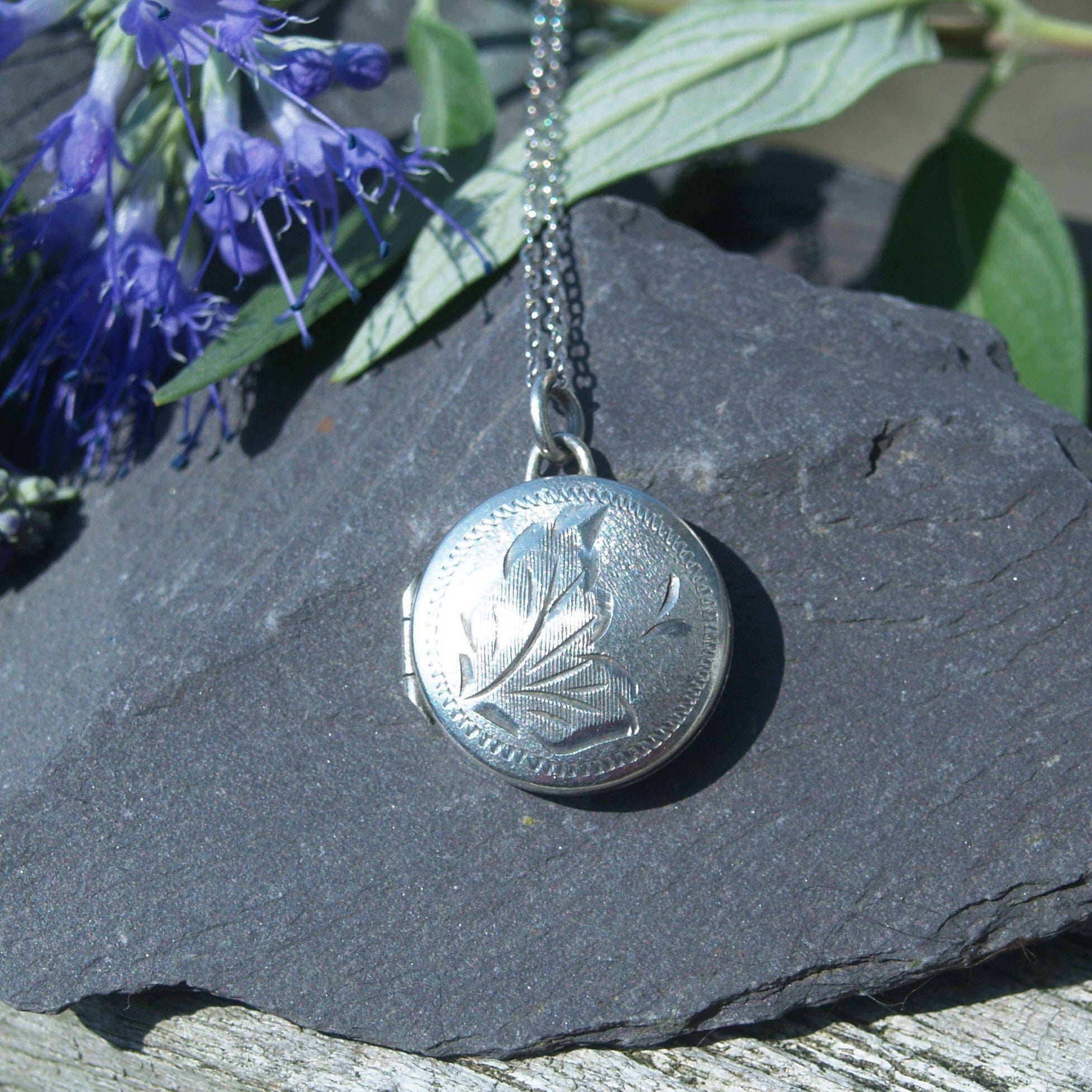 Silver Round Engraved Locket For Photos & 18 Inch Chain.