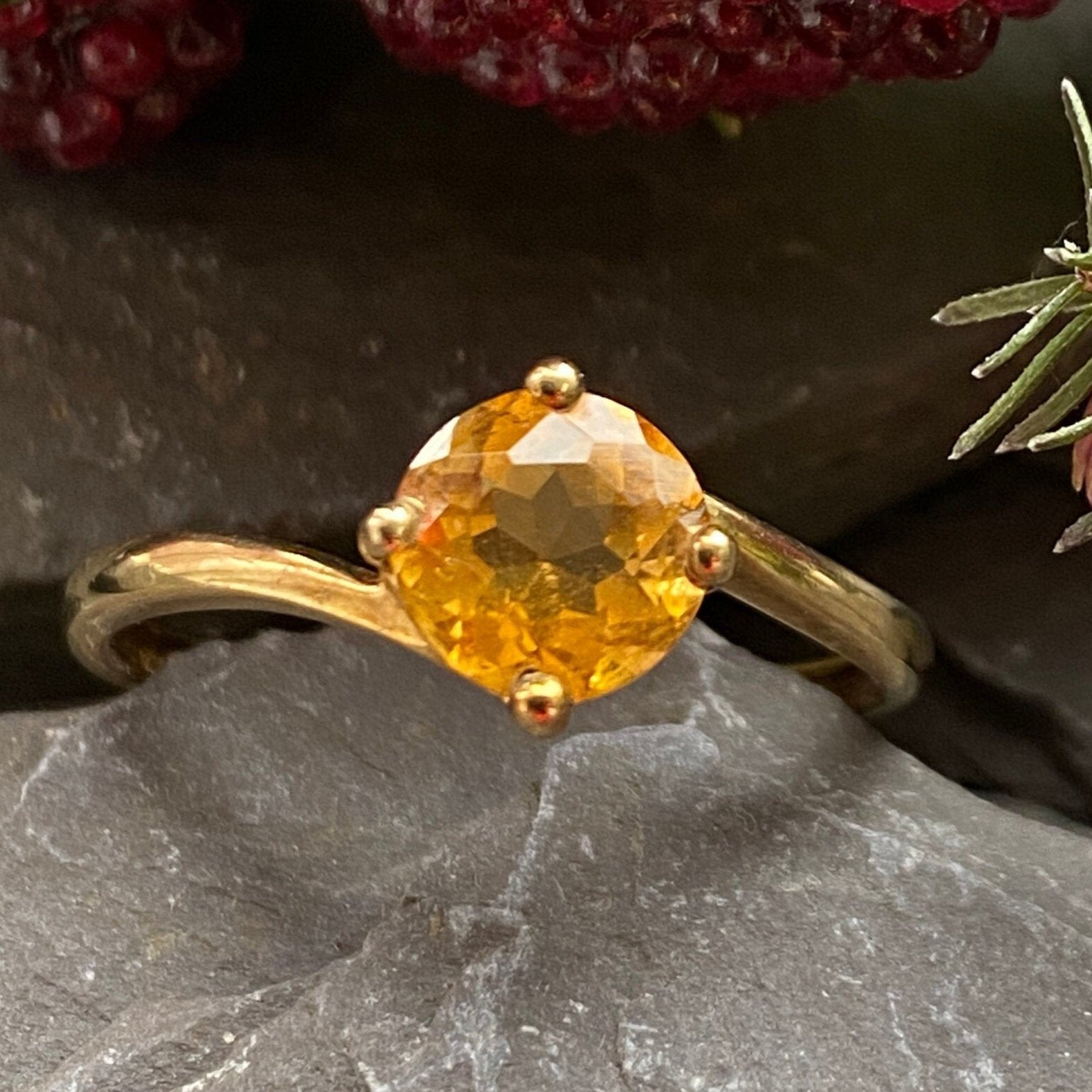 9ct Gold & Citrine Ring With Twist Detail Size T or 9 3/4 US.