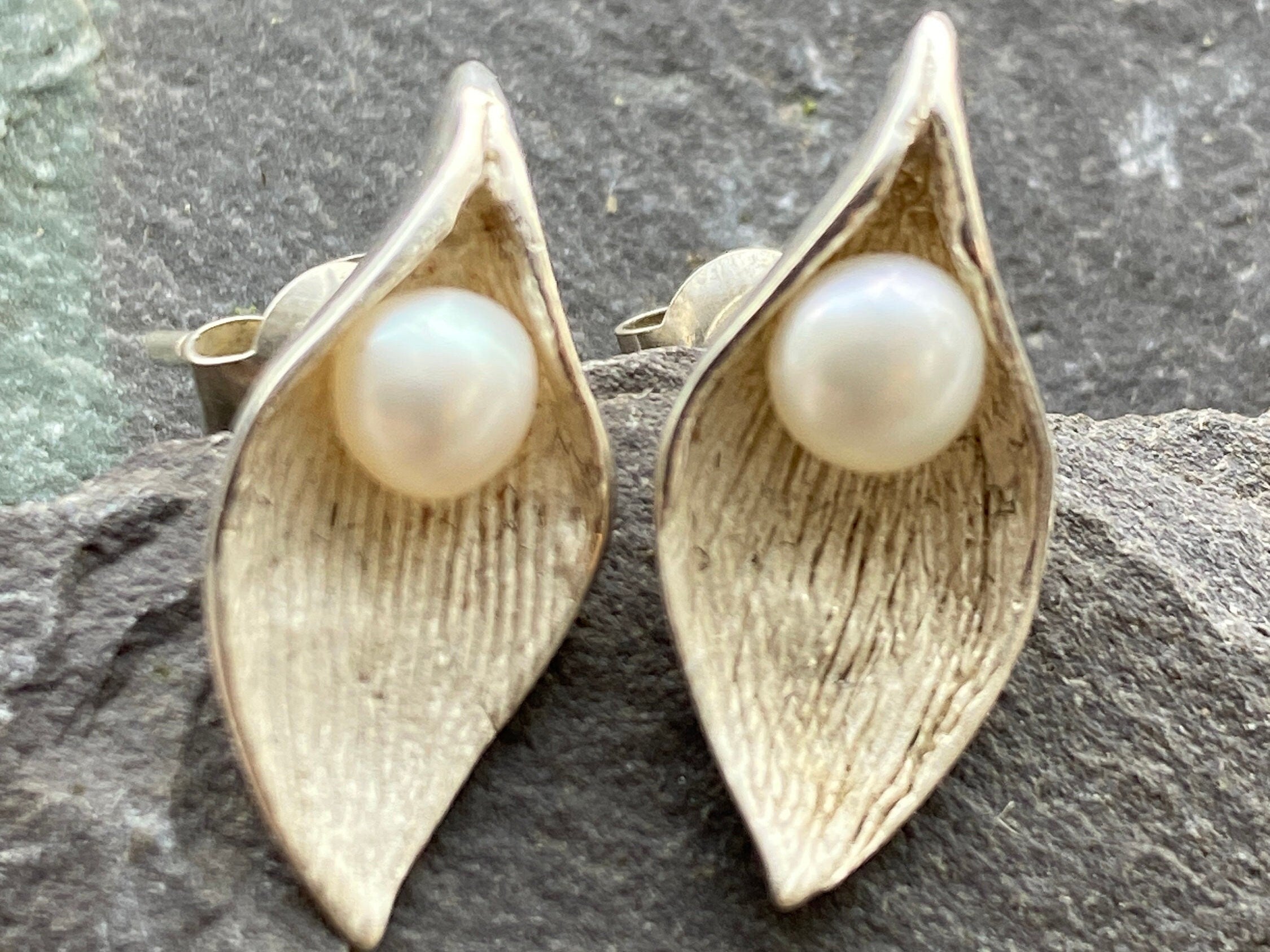 Sterling Silver Pearl Earrings In The Shape Of A Leaf.