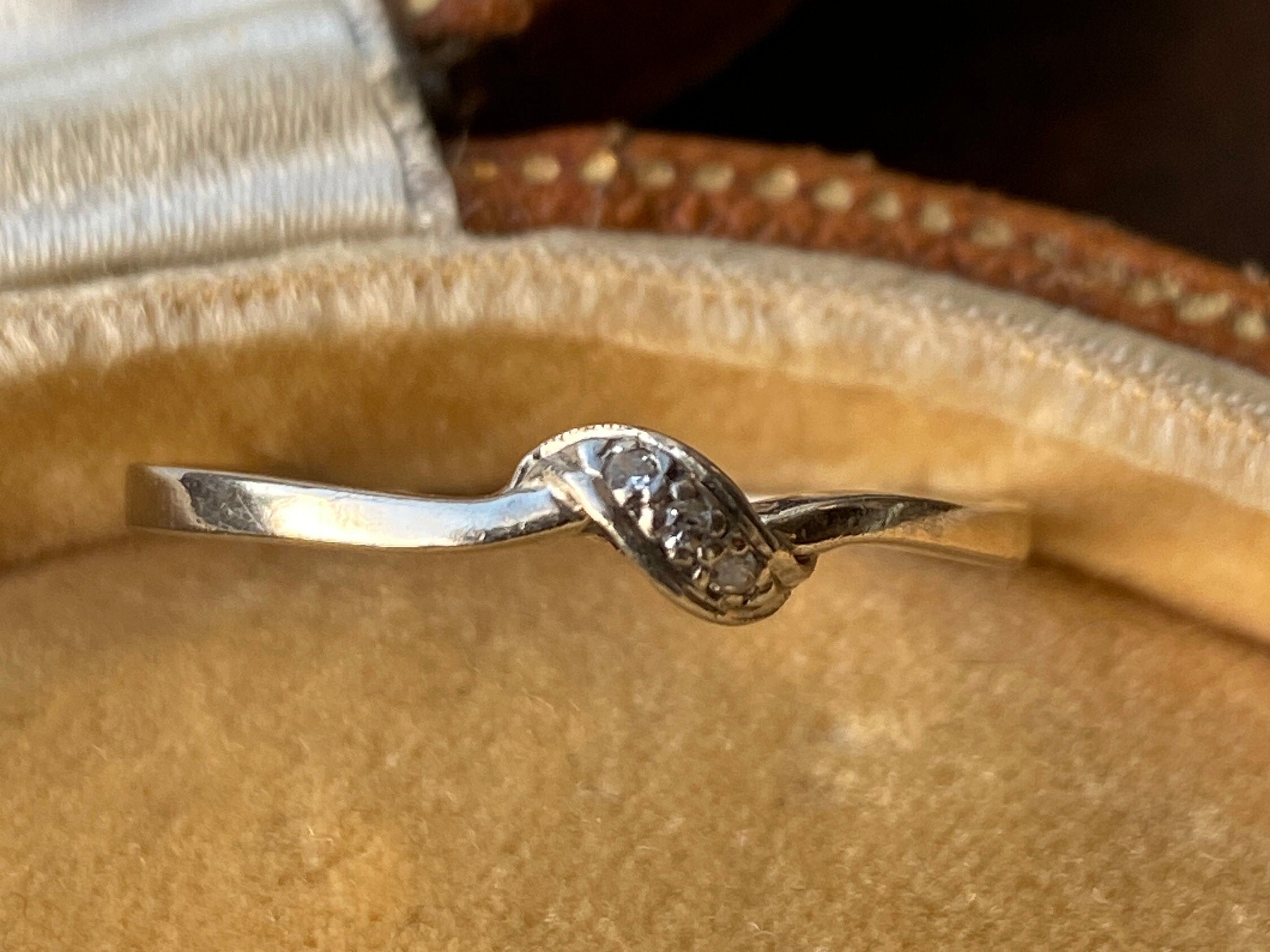 Vintage Platinum & Diamond Ring Size S or 9 1/4 US