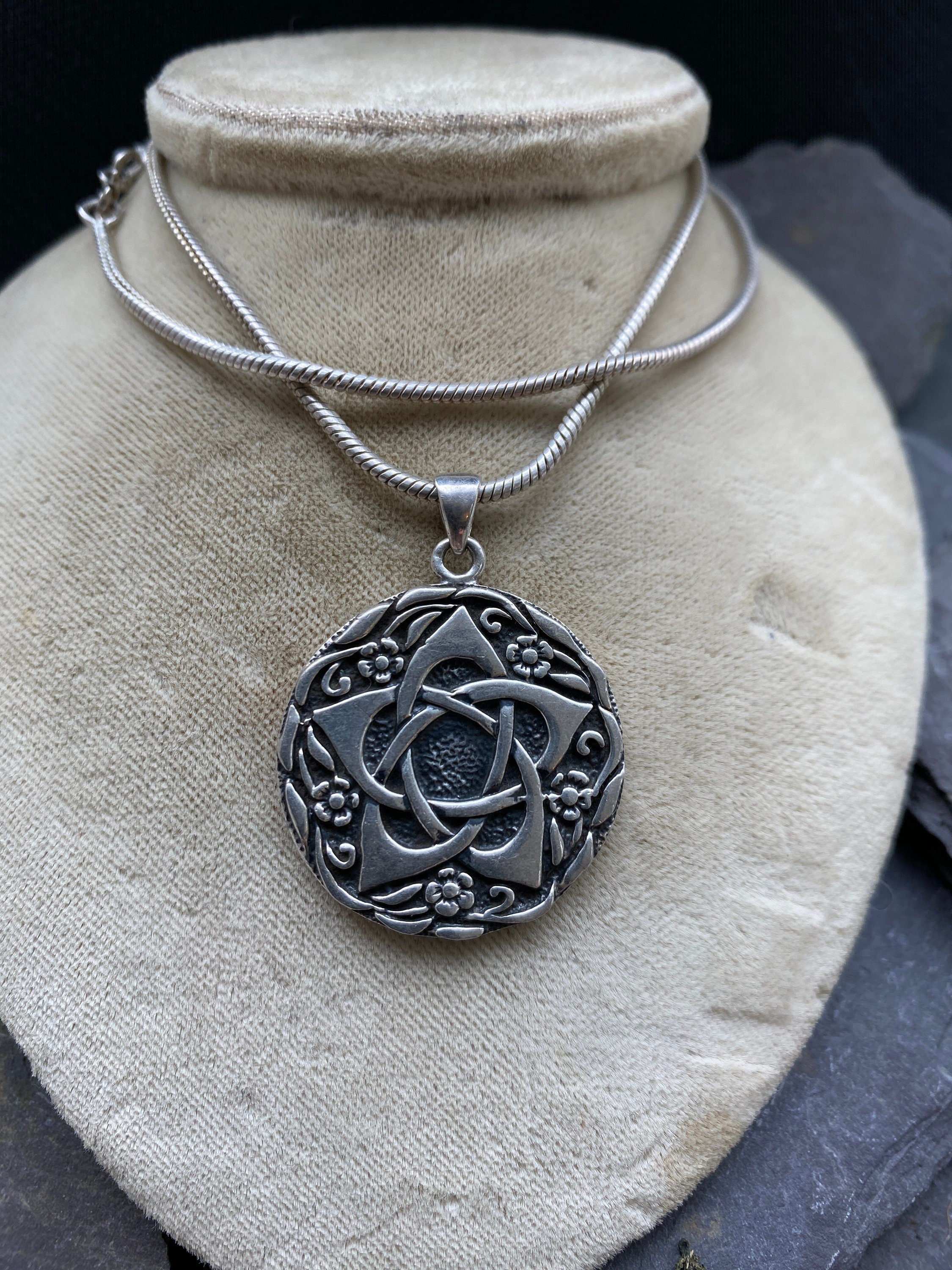 Sterling Silver Celtic Inspired Pendant & 16 inch Chain.