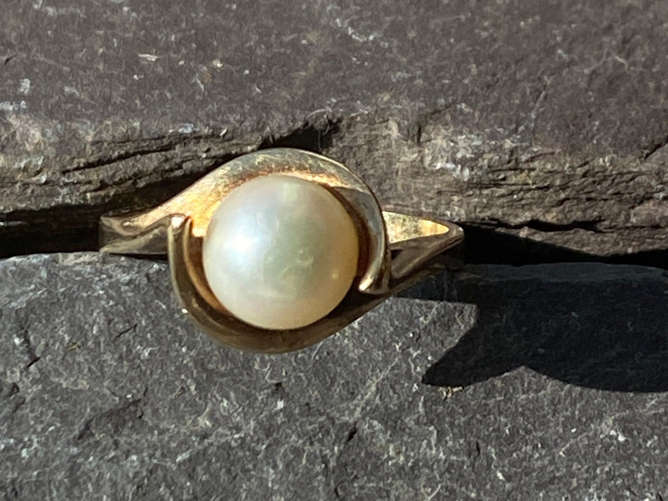 Vintage 9ct Gold Pearl Ring With Cultured Pearl Size J or 4 3/4 US.