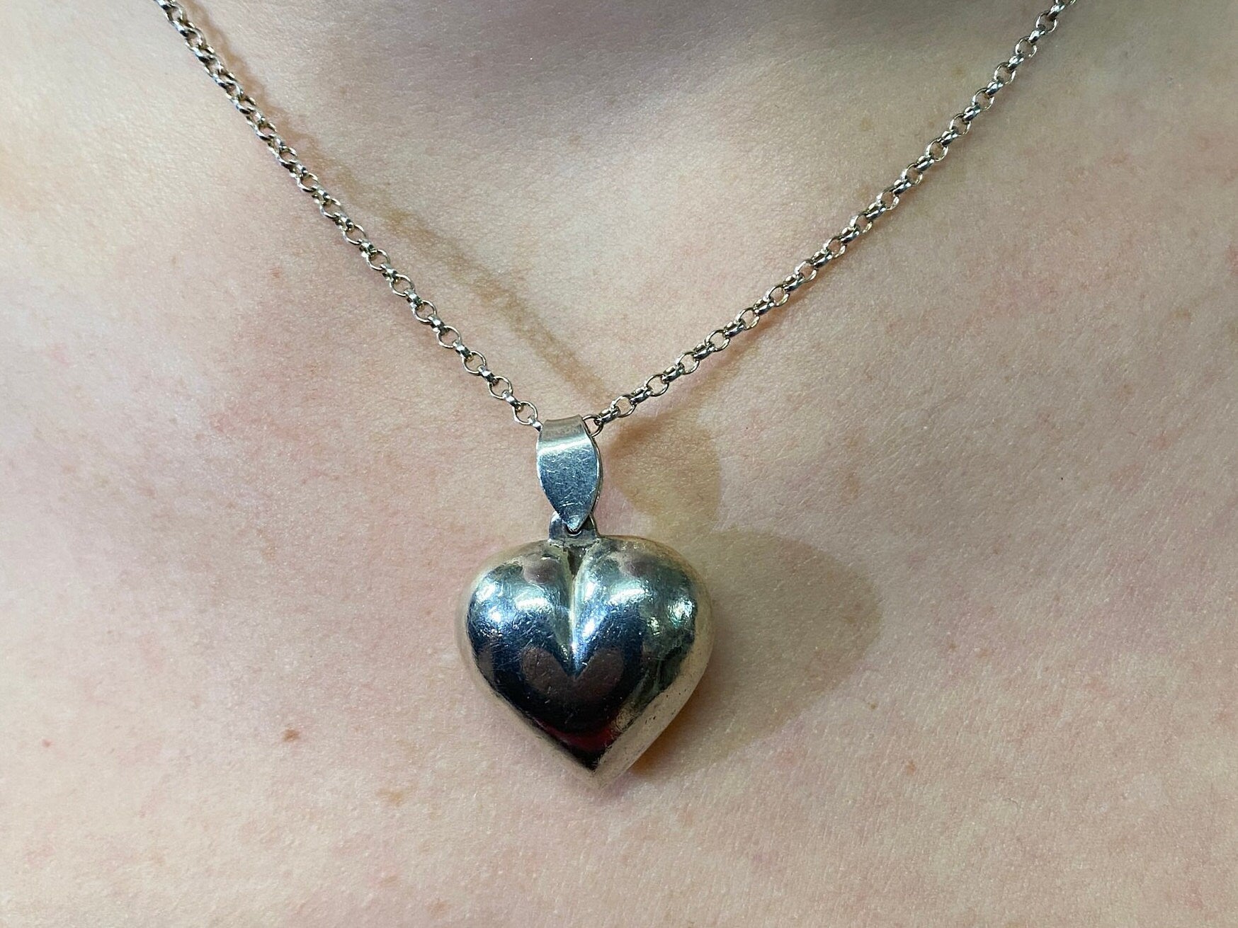 Sterling Silver Puffed Heart Pendant & 16" Chain.