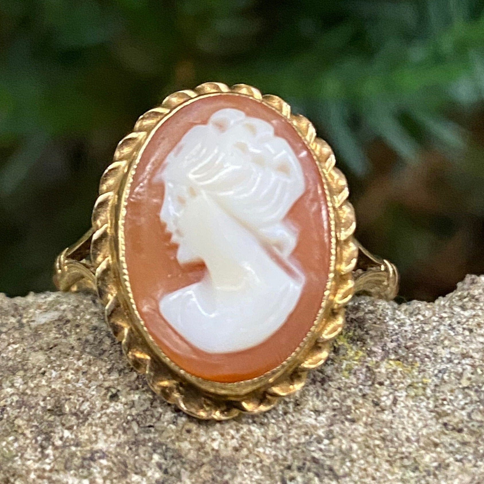 Vintage 9ct Gold Cameo Ring Size N or 6 3/4 US.