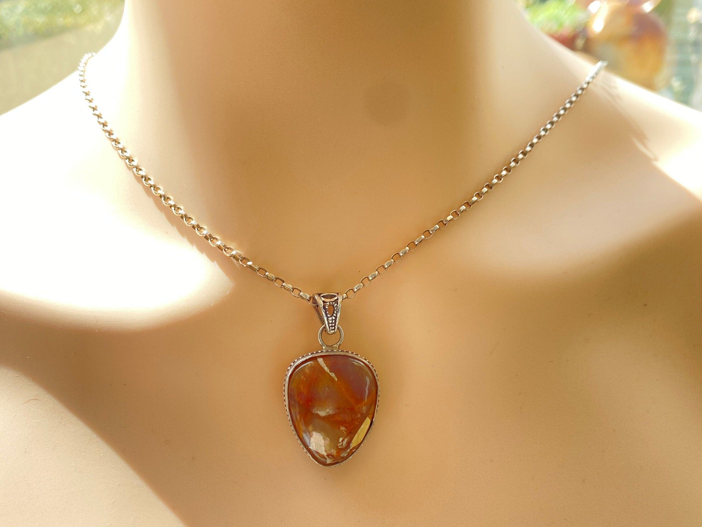 Vintage Sterling Silver Agate Pendant & Chain.