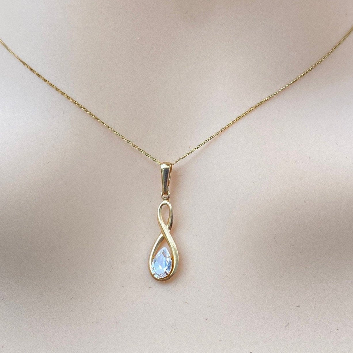 9ct Gold Cubic Zirconia Pendant & 16 Inch Chain.