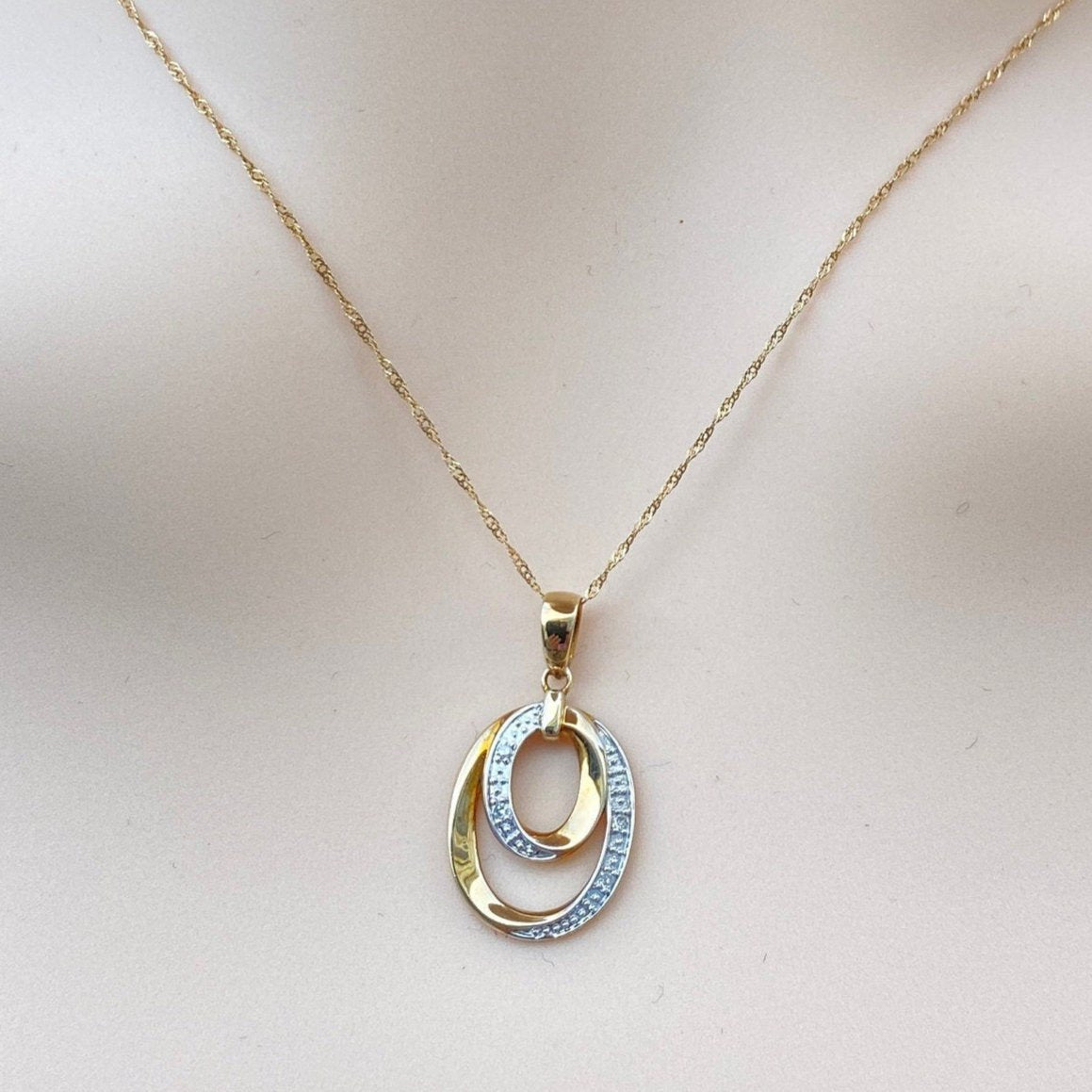 9ct Gold Diamond Pendant & 18 Inch 9ct Chain.