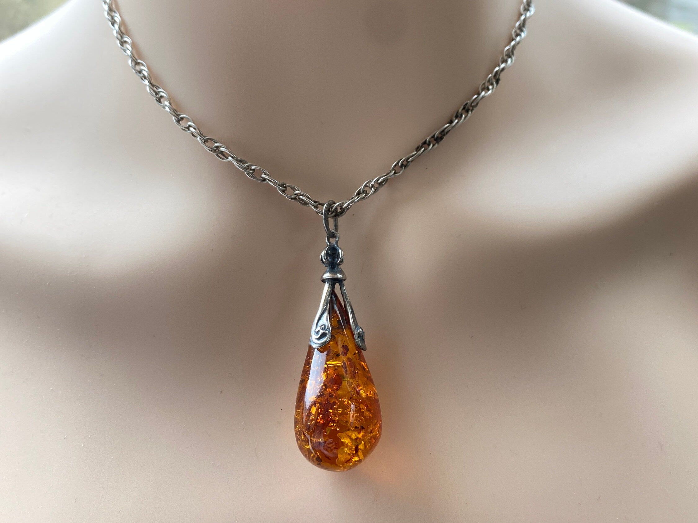 Sterling Silver Amber Pendant Necklace.