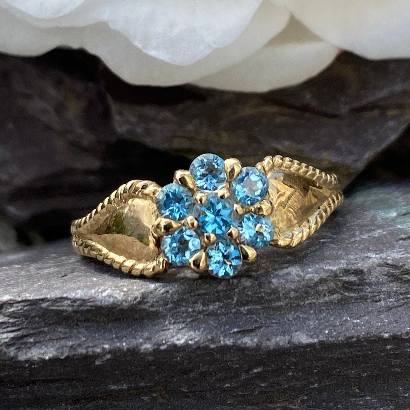 9ct Gold Blue Topaz Daisy Ring Size M or 6 1/4 US.