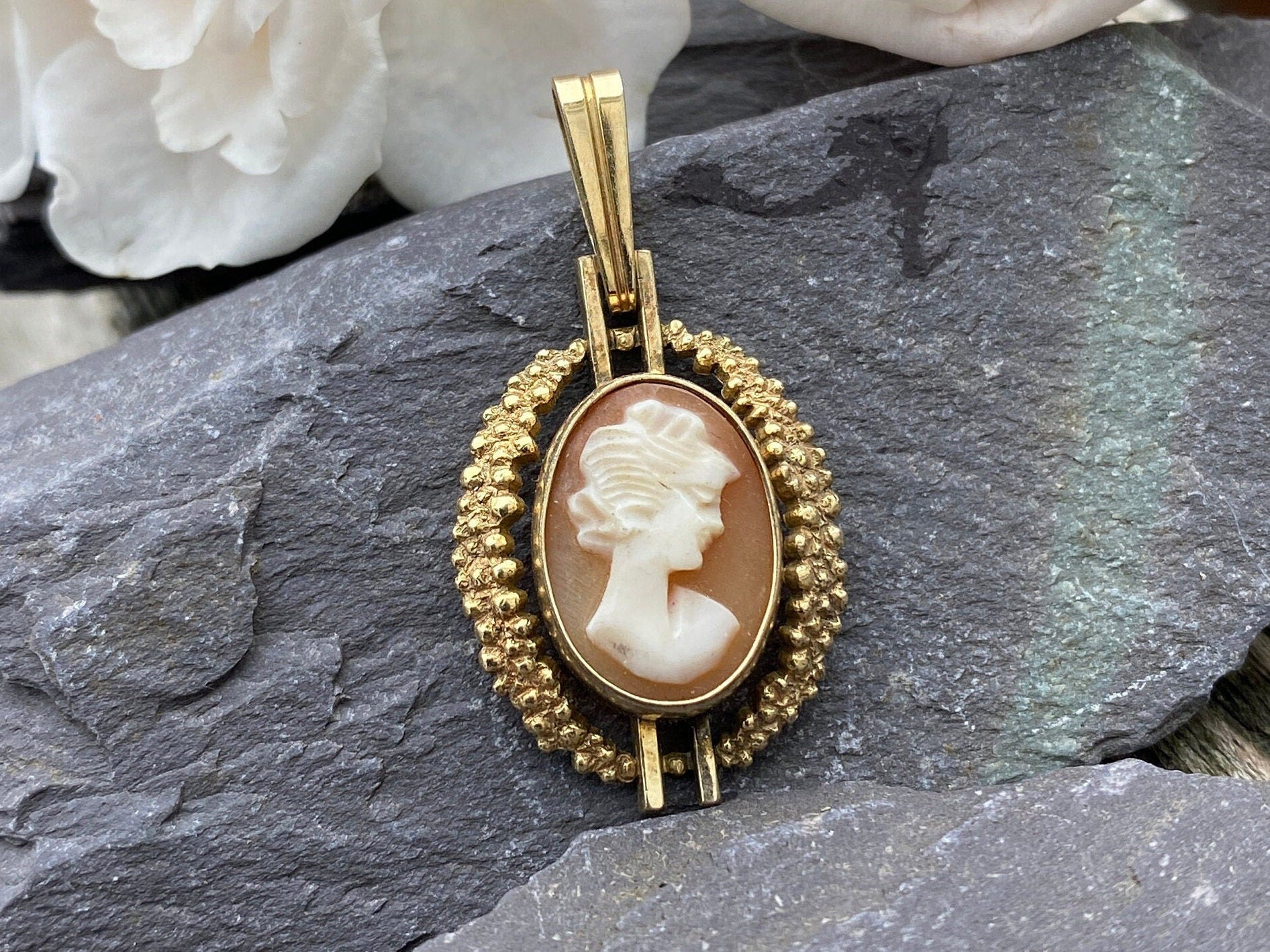 Vintage Rolled Gold Cameo Pendant.