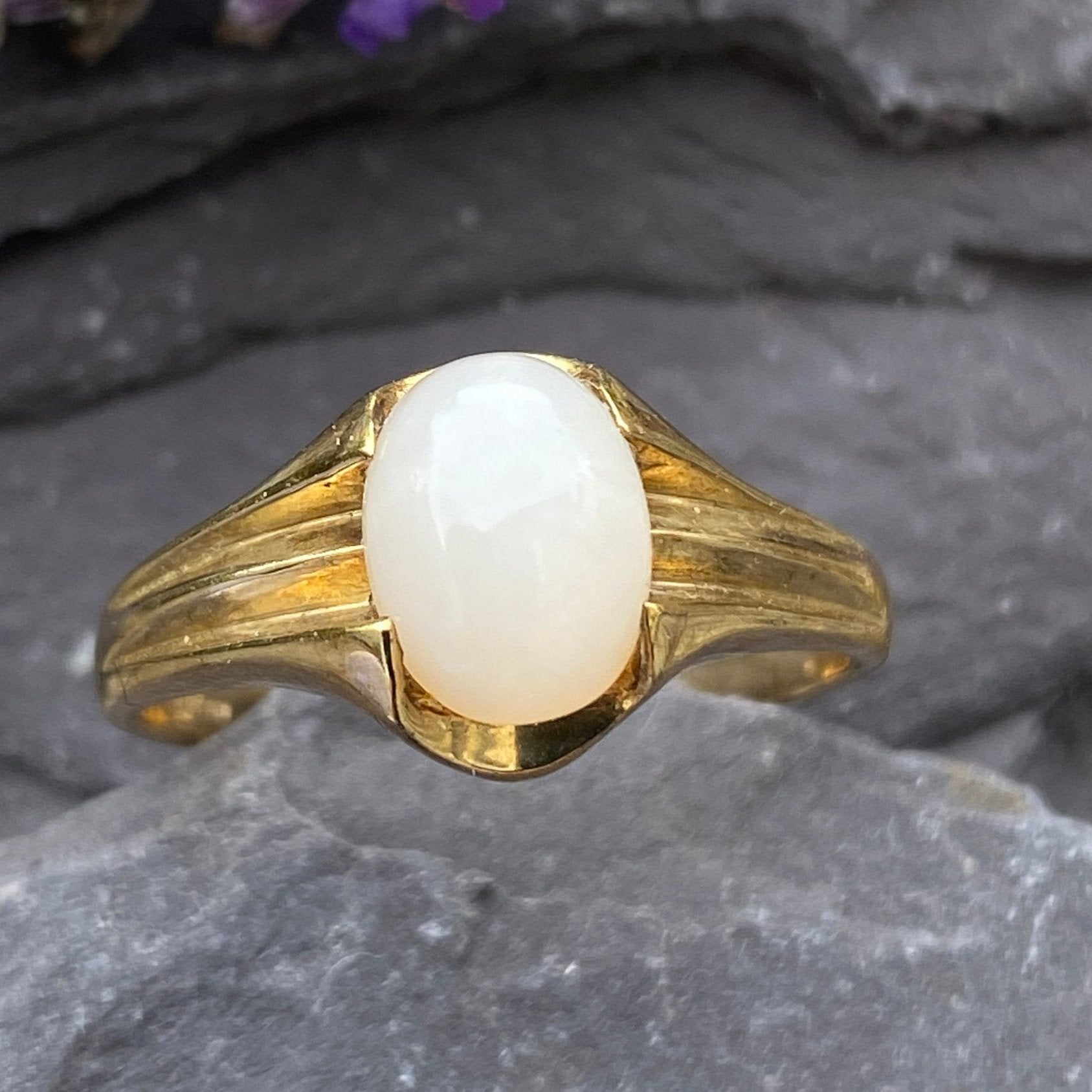 9ct Gold Chalcedony Ring Size N 1/2 or 7 US.