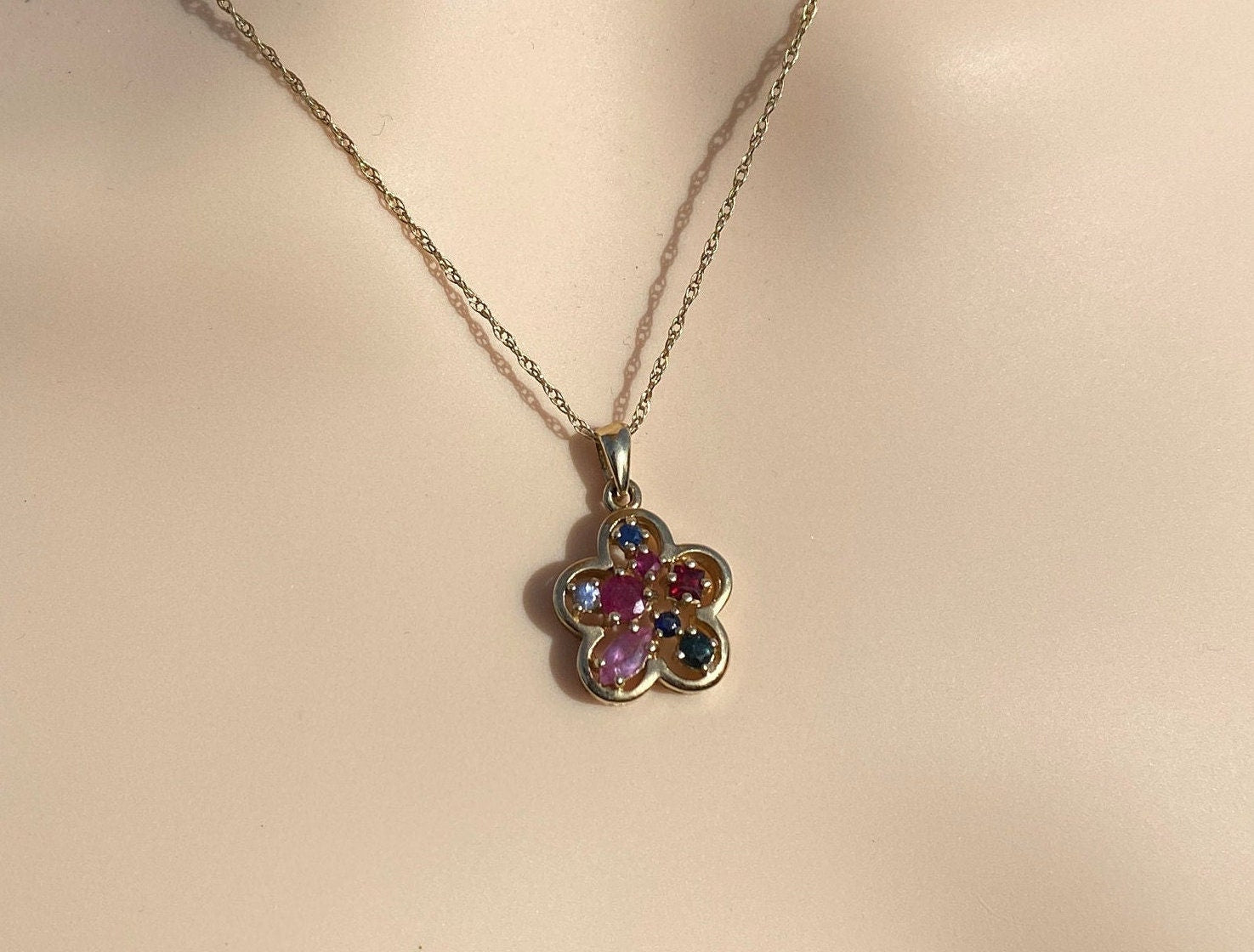 9ct Multi Gem Flower Pendant & 18 Inch Chain.