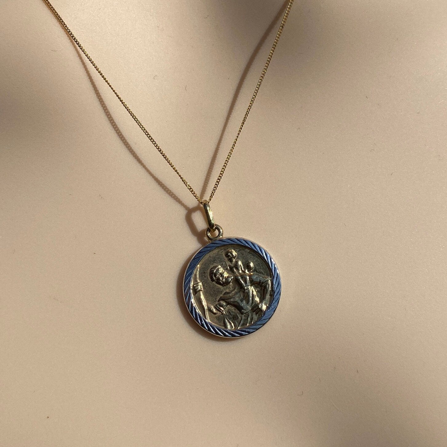 9ct St Christopher Pendant & 18" Chain.