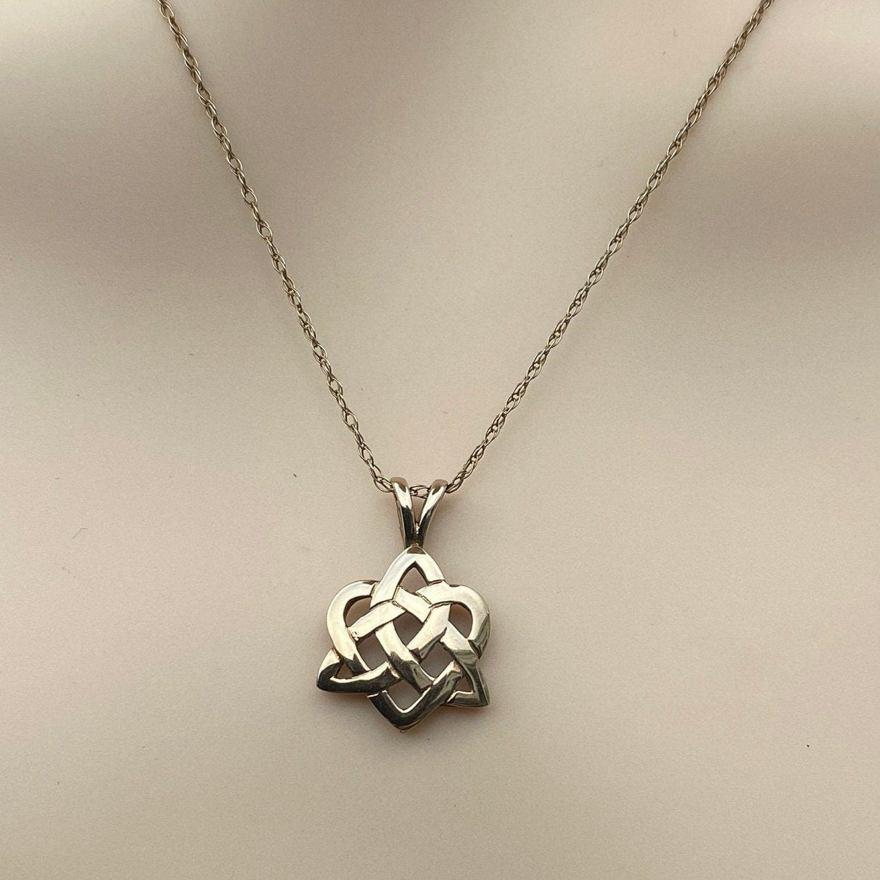 9ct Celtic Eternal Love Knot Pendant & 18" Chain.