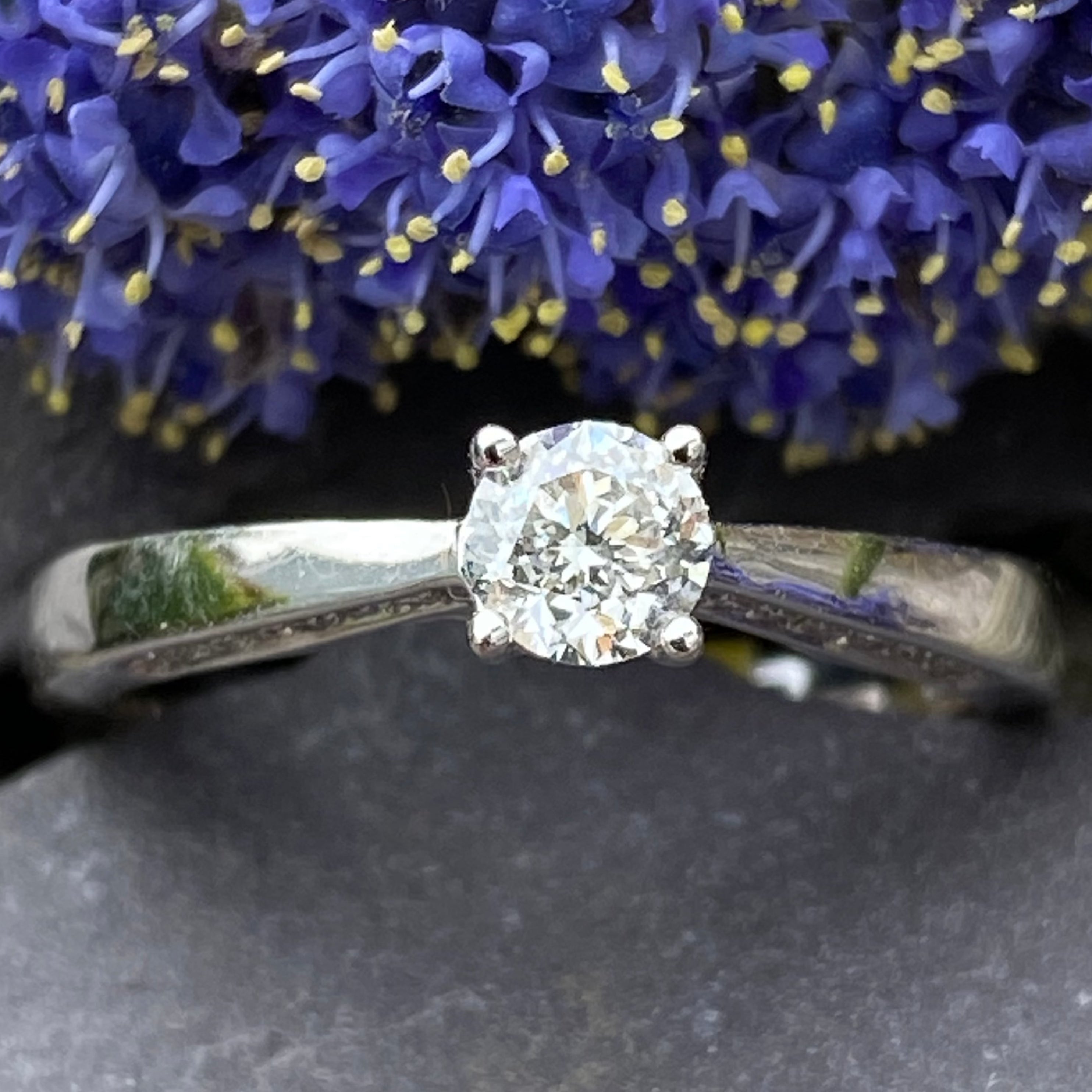 18ct White Gold Diamond Engagement Ring Size M or 6 1/4 US.
