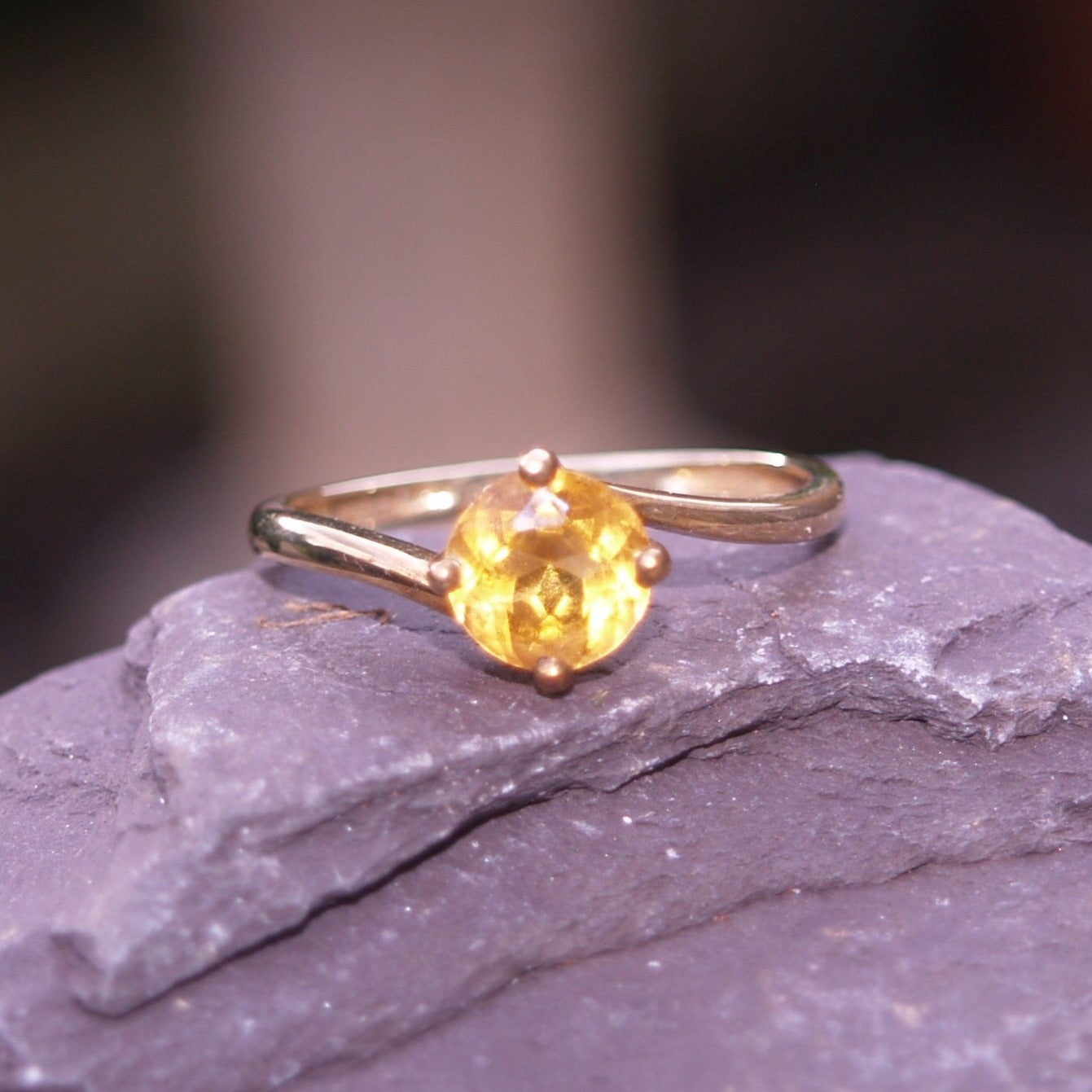 9ct Gold & Citrine Solitaire Twist Ring Size T or 9 3/4 US.