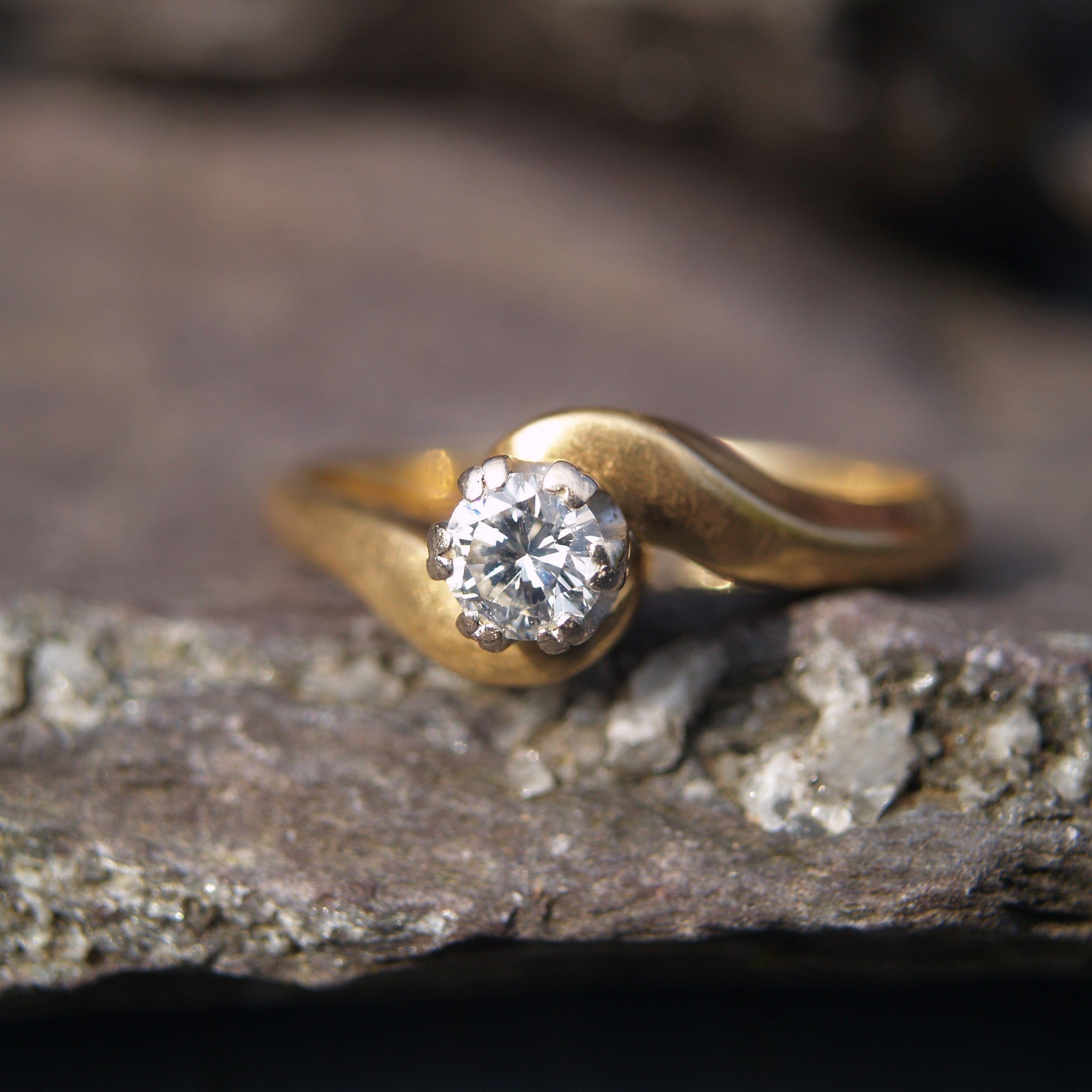 Vintage 18ct Gold Solitaire Diamond Twist Ring.